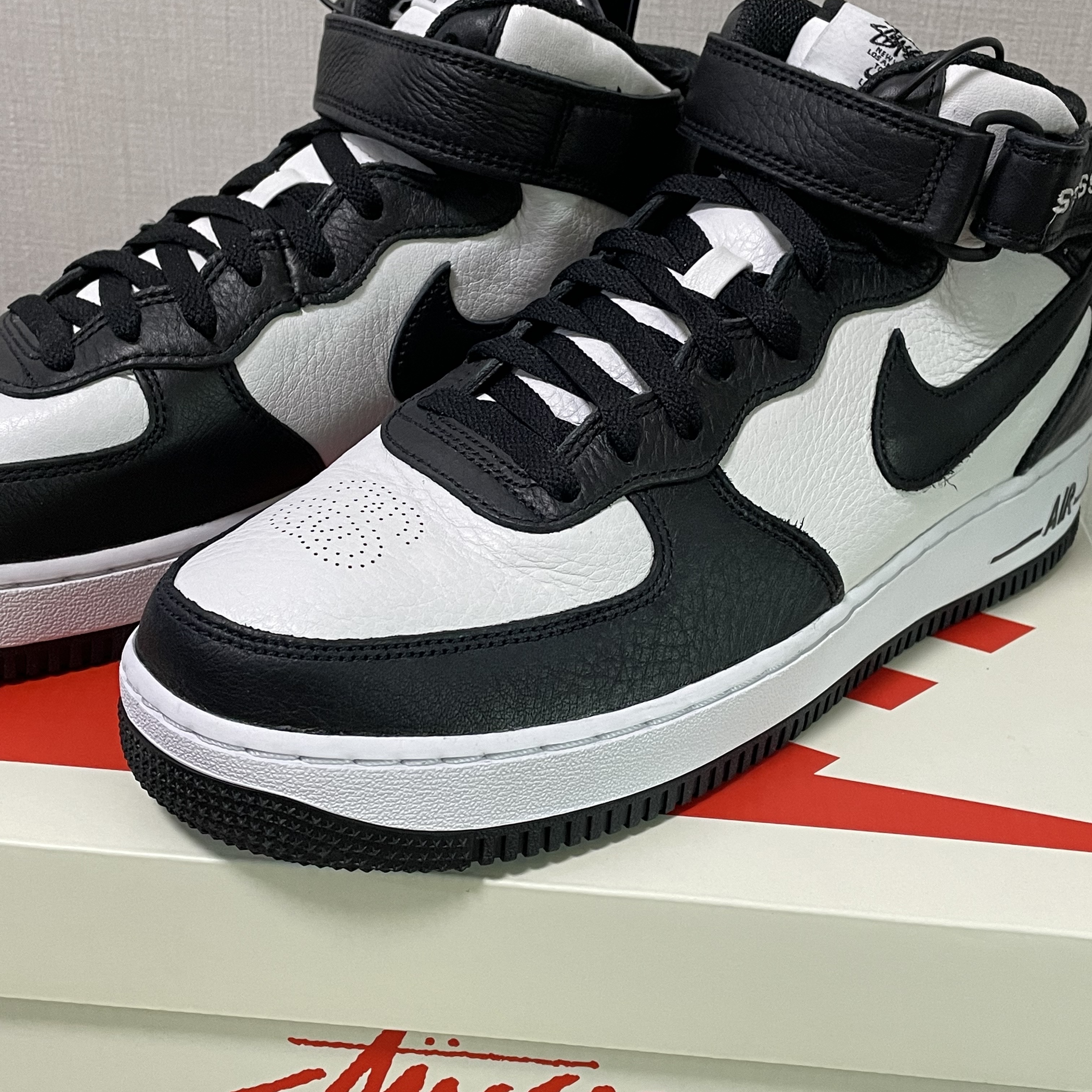 Nike x Stussy Air Force 1 '07 Mid SP Black and Light Bone 착용 스타일 - 1