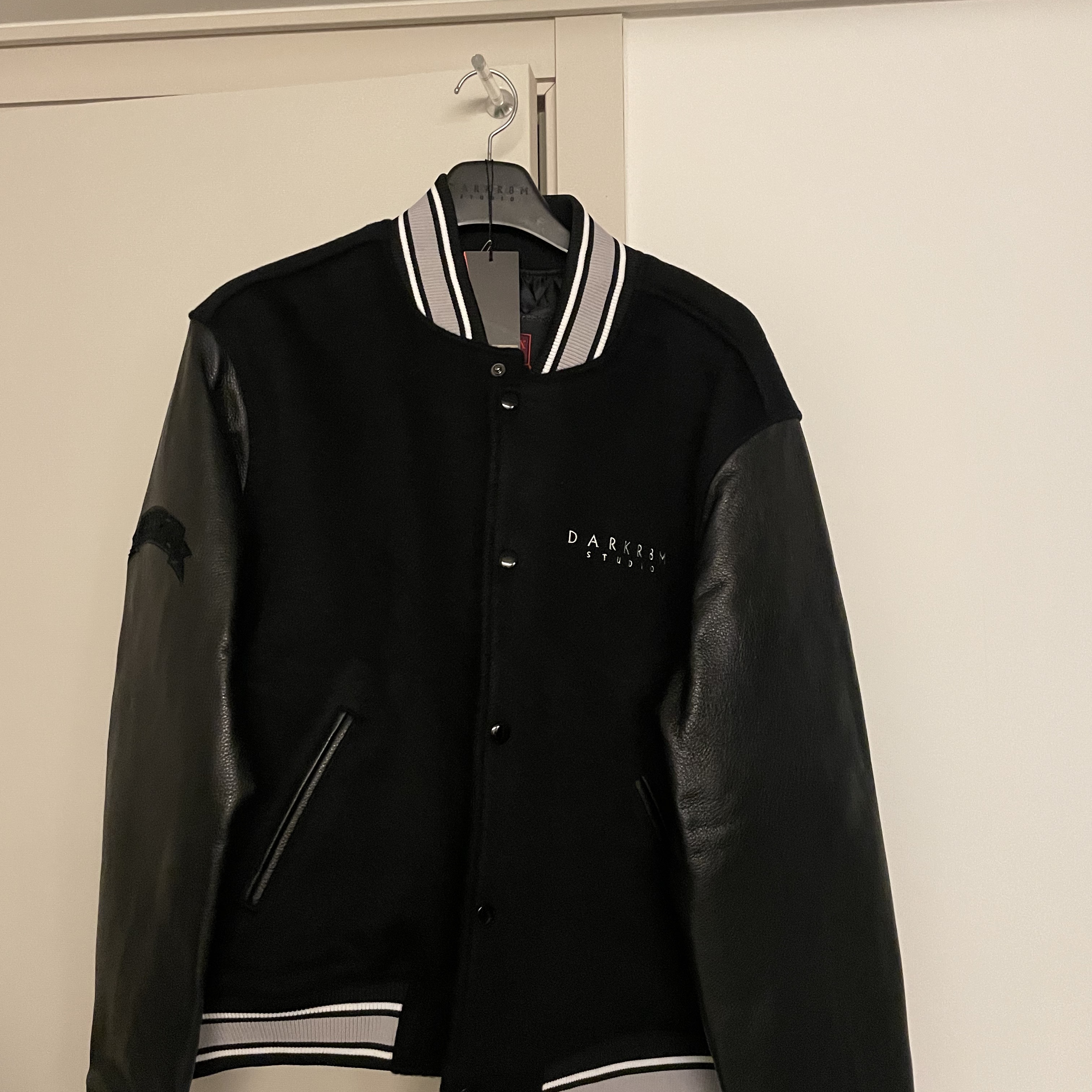 Darkr8m Studio Basic Logo Varsity Jacket 착용 스타일 - 1