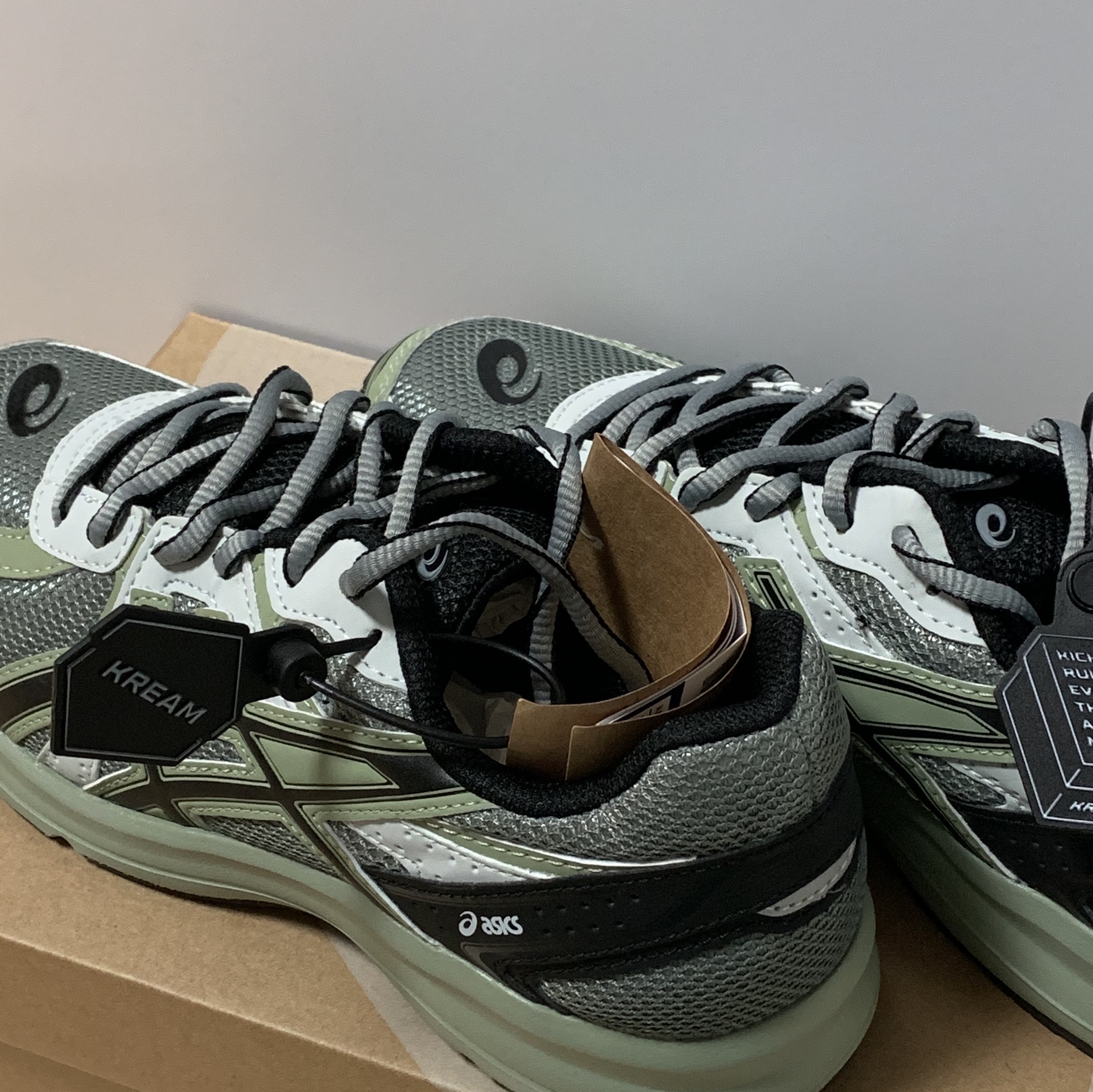 Asics Jog 100 S Sheet Rock - 2E Wide 착용 스타일