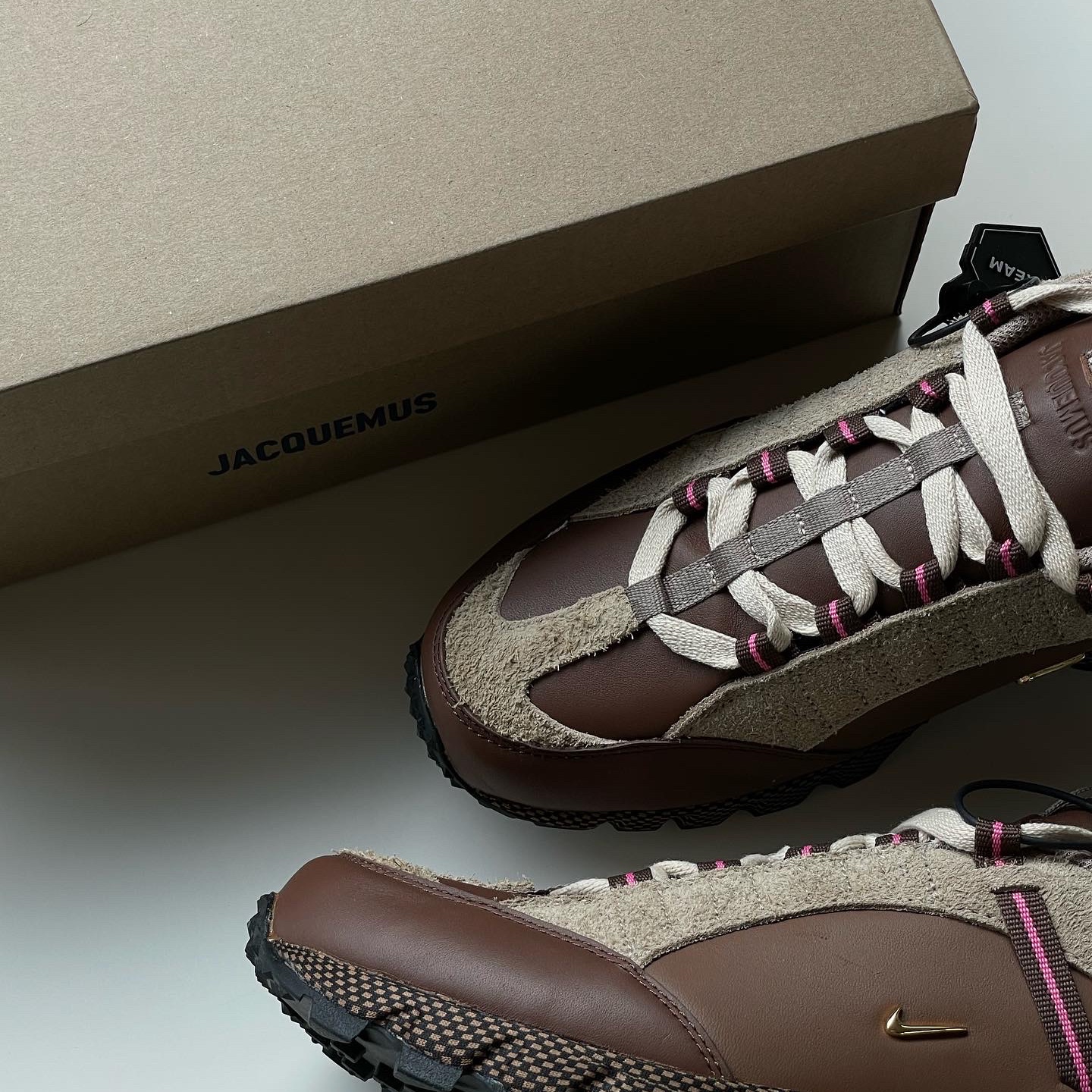Nike x Jacquemus Air Humara LX Ale Brown and Gold 착용 스타일 - 3