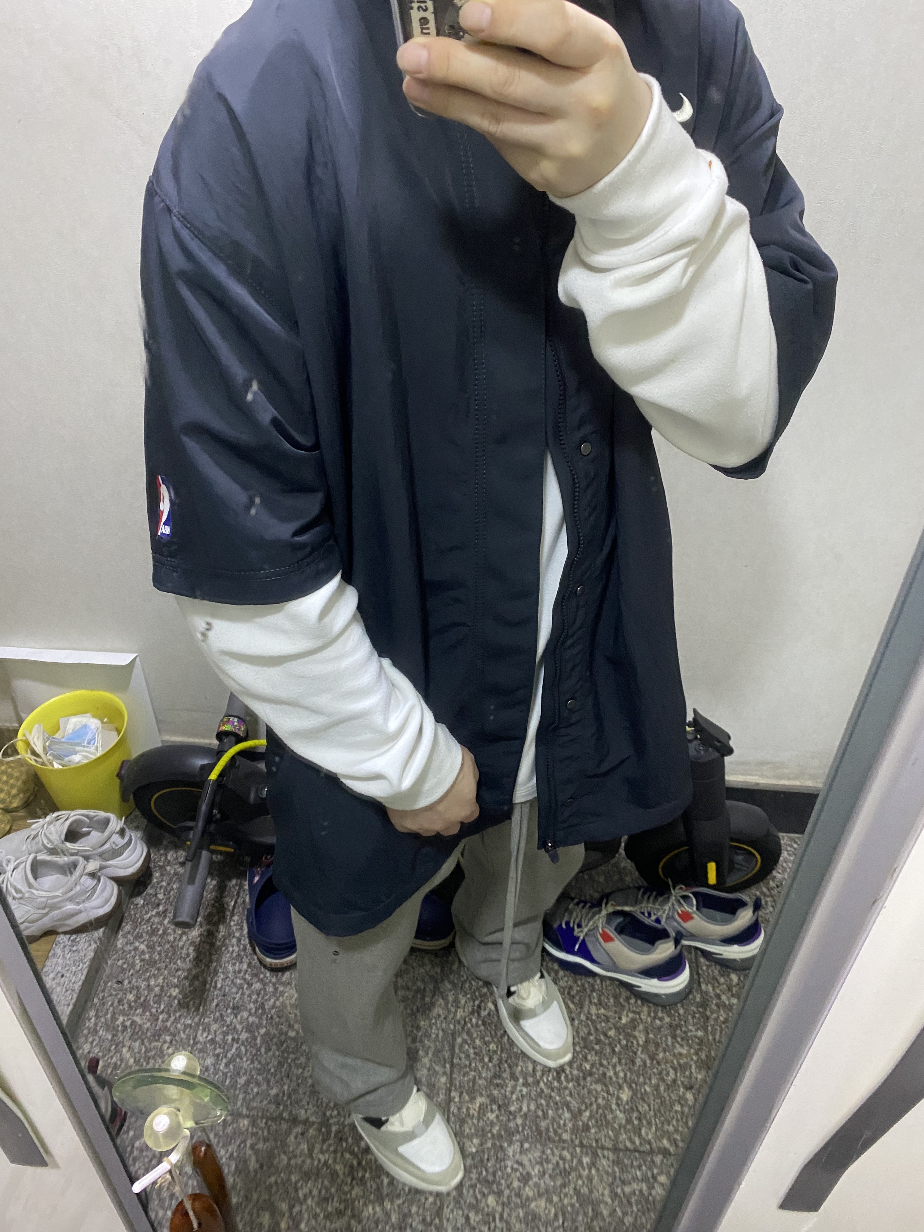 Essentials Distance Sneakers Cream Grey Black, Essentials The Core Collection Relaxed Sweatpants Dark Oatmeal 착용 스타일 - 4