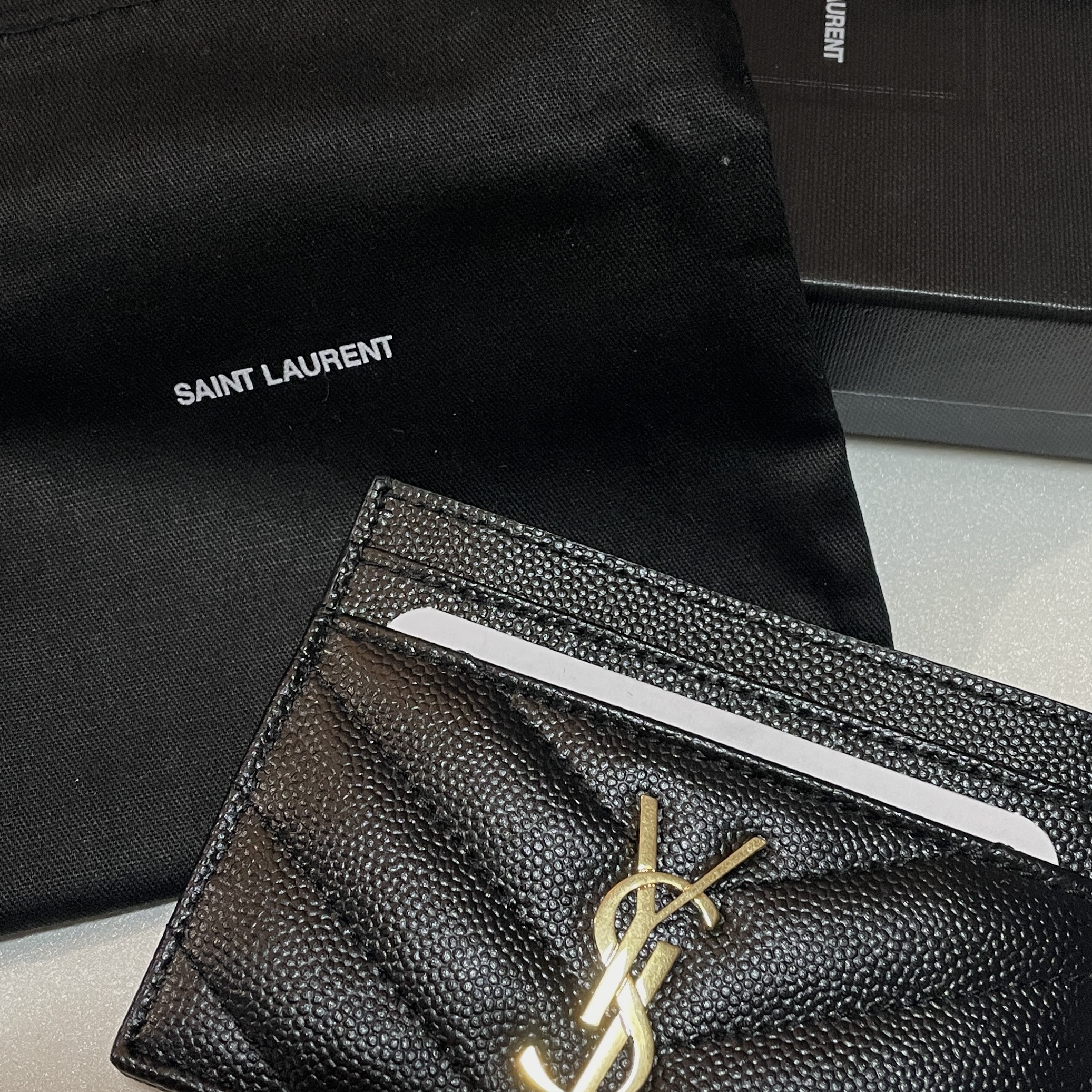 Saint Laurent Cassandre Matelasse Card Case in Grain De Poudre Embossed Leather Black 착용 스타일
