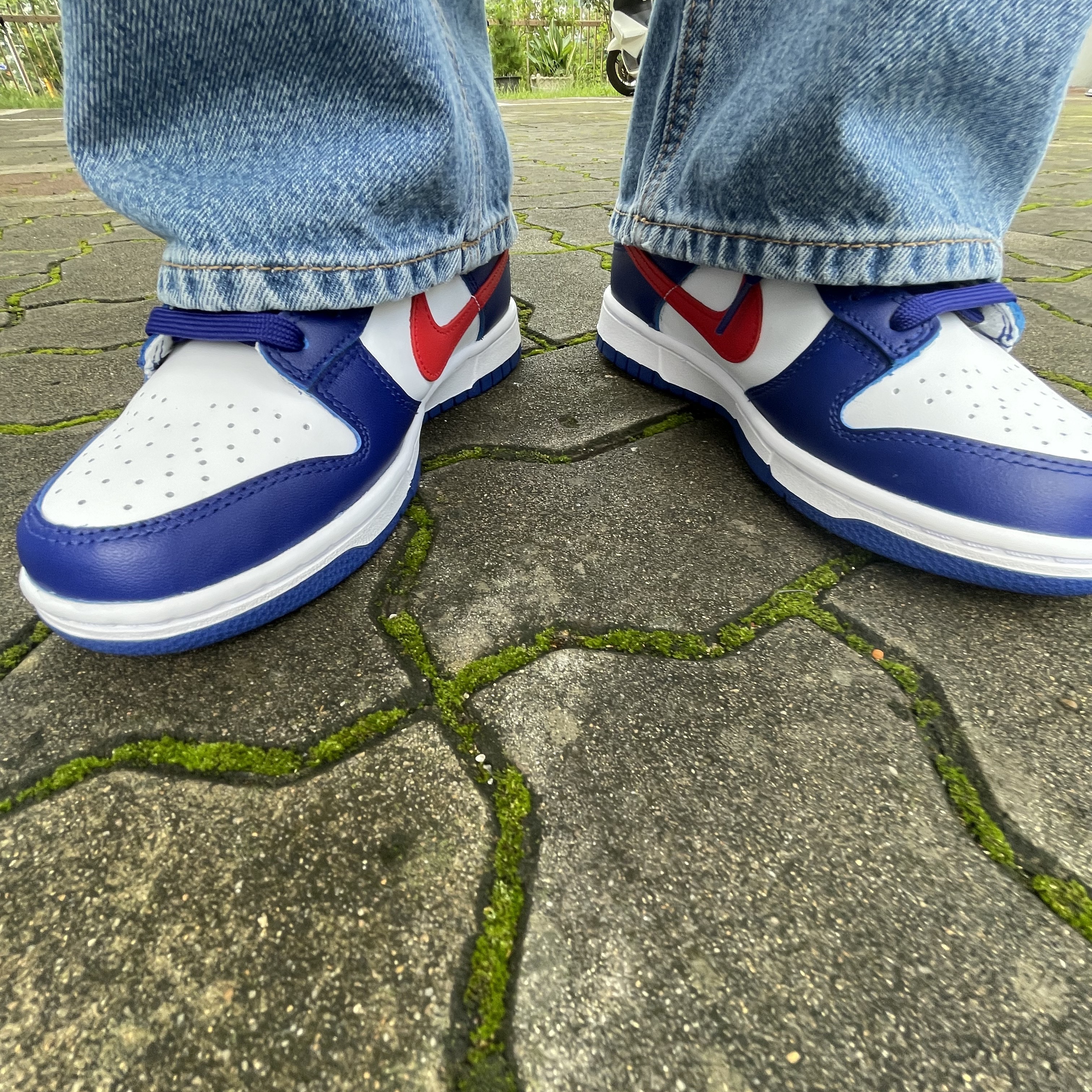 (W) Nike Dunk Low White and University Red 착용 스타일 - 1