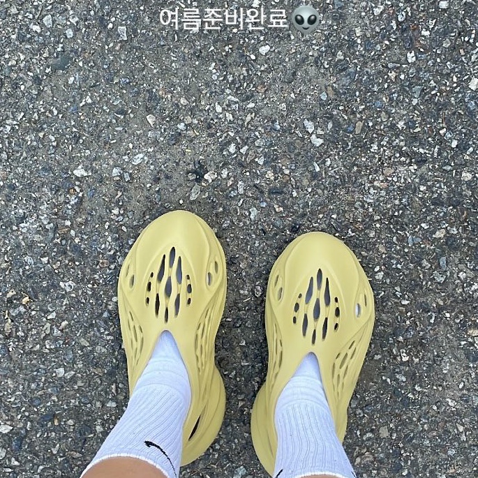 Adidas Yeezy Foam RNNR Sulfur 착용 스타일