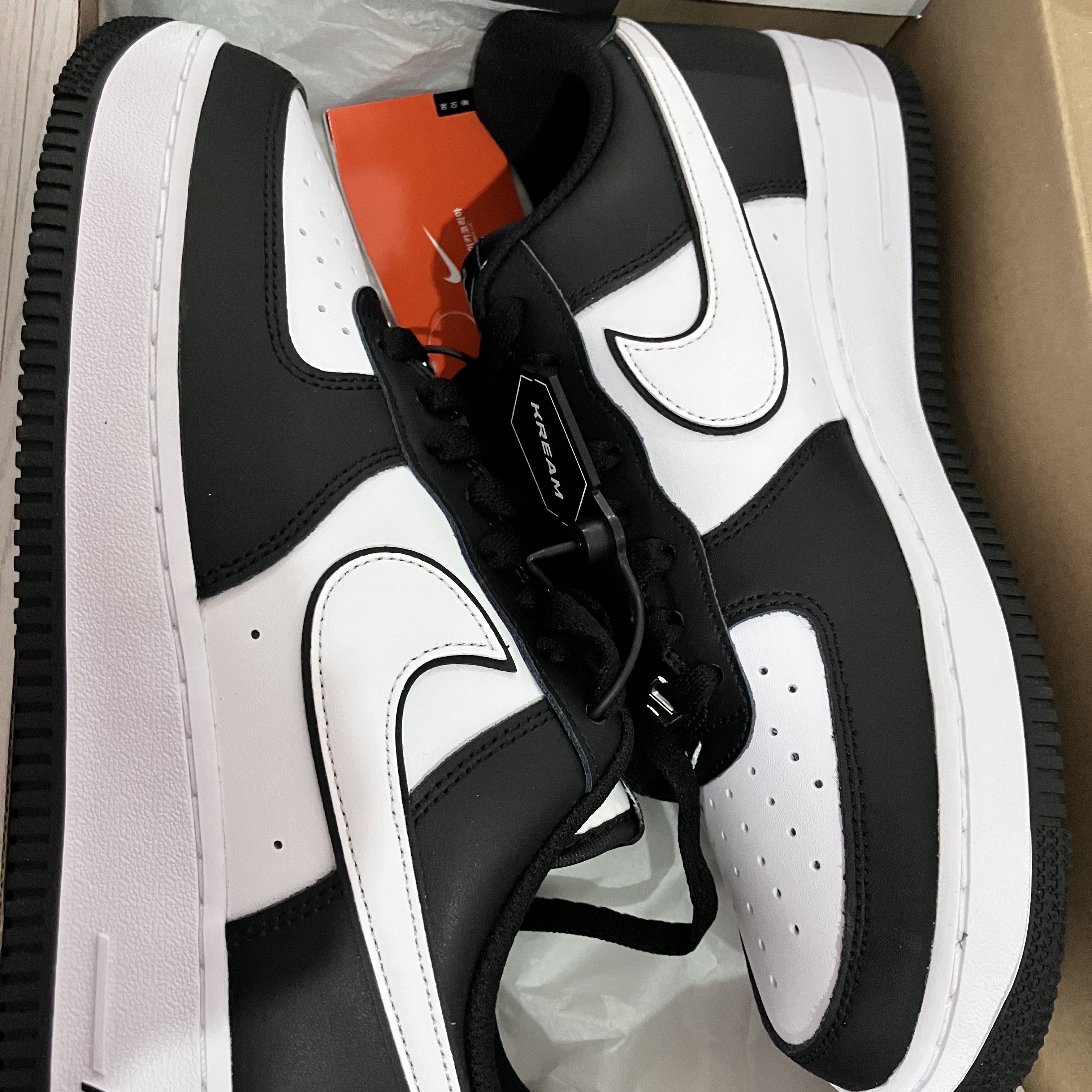 Nike Air Force 1 '07 Black White 착용 스타일 - 3