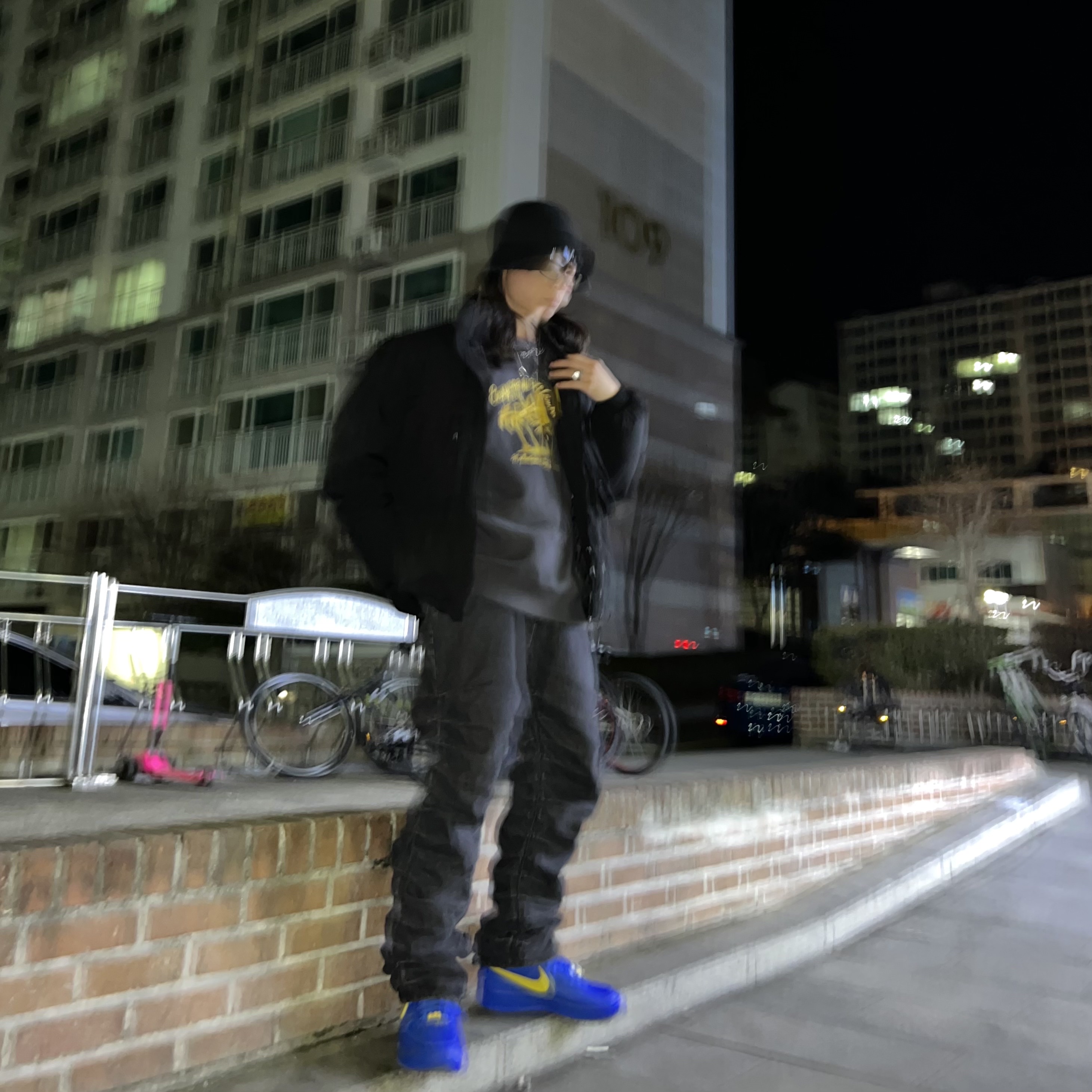Nike x Ambush Air Force 1 Low SP Game Royal and Vivid Sulfur 착용 스타일 - 1