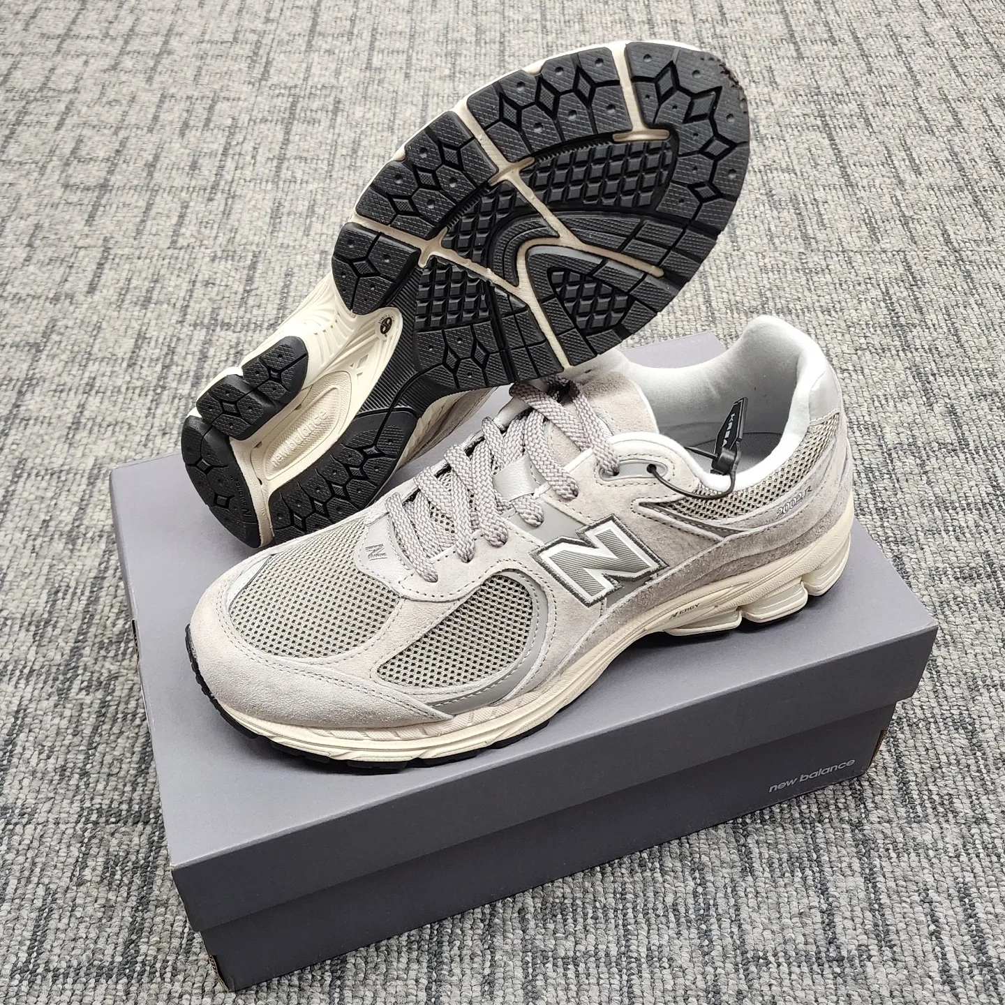 New Balance 2002R Grey 착용 스타일 - 5