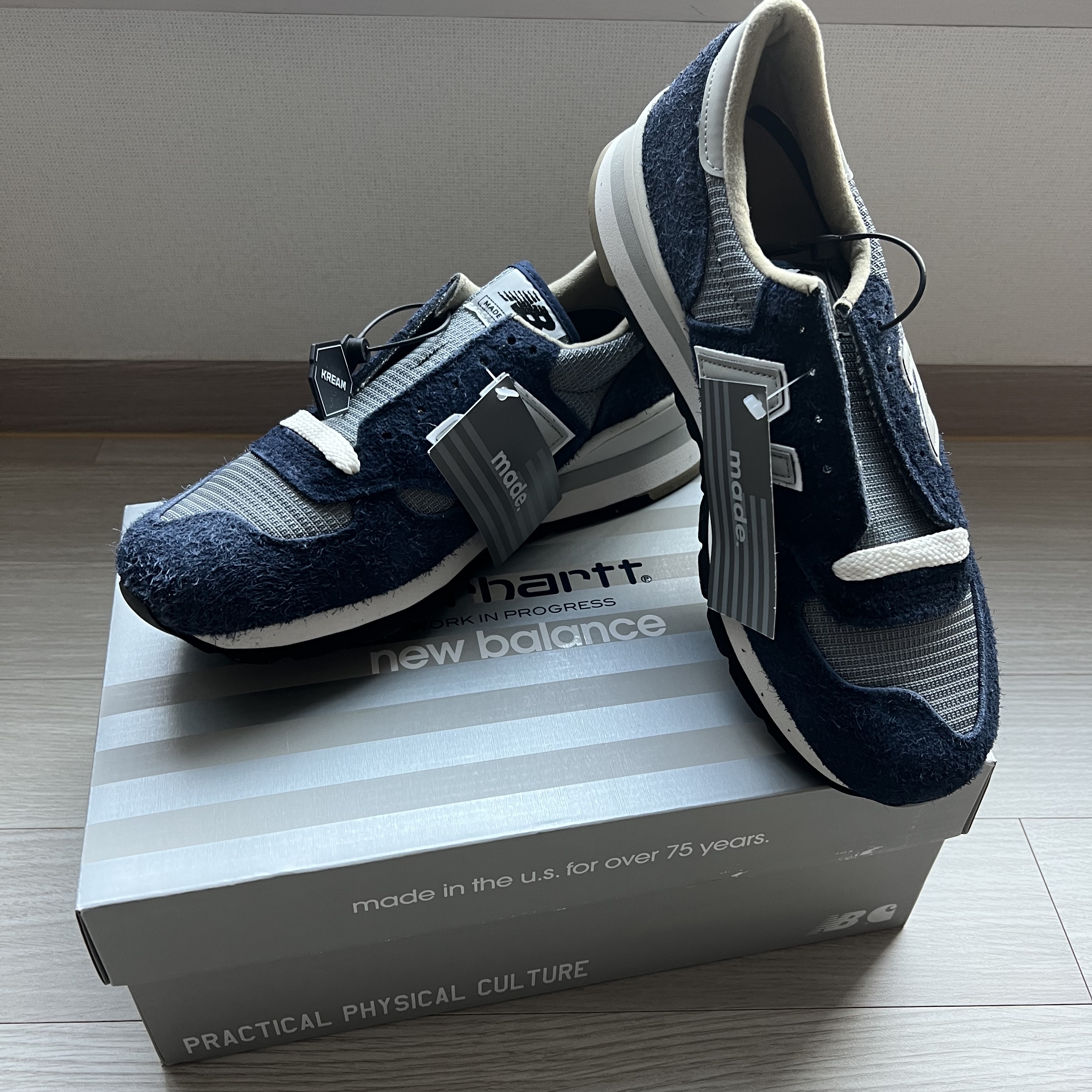 New Balance x Carhartt WIP 990v1 Made in USA Sculpture Center 착용 스타일 - 5