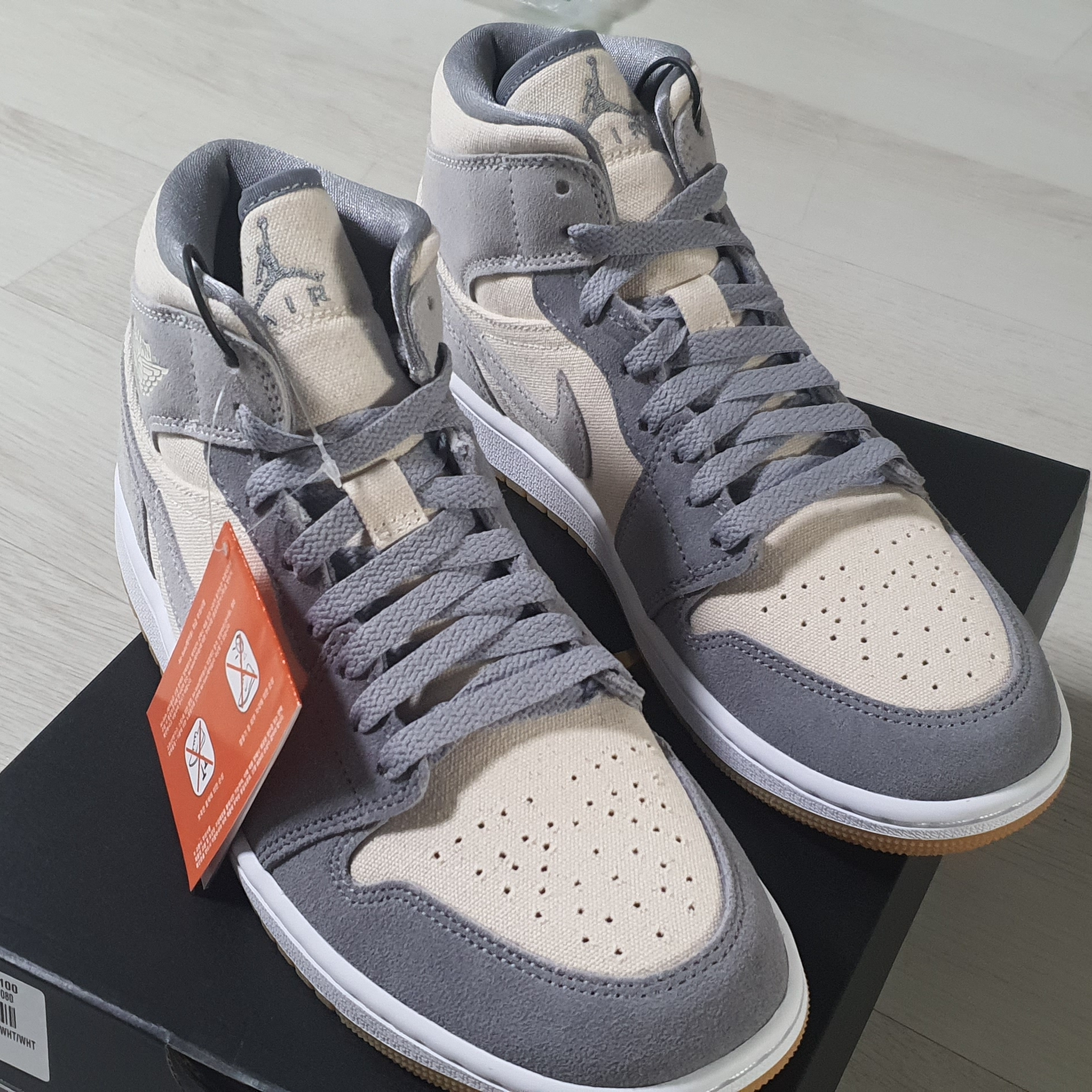 Jordan 1 Mid SE Coconut Milk Particle Grey 착용 스타일 - 3