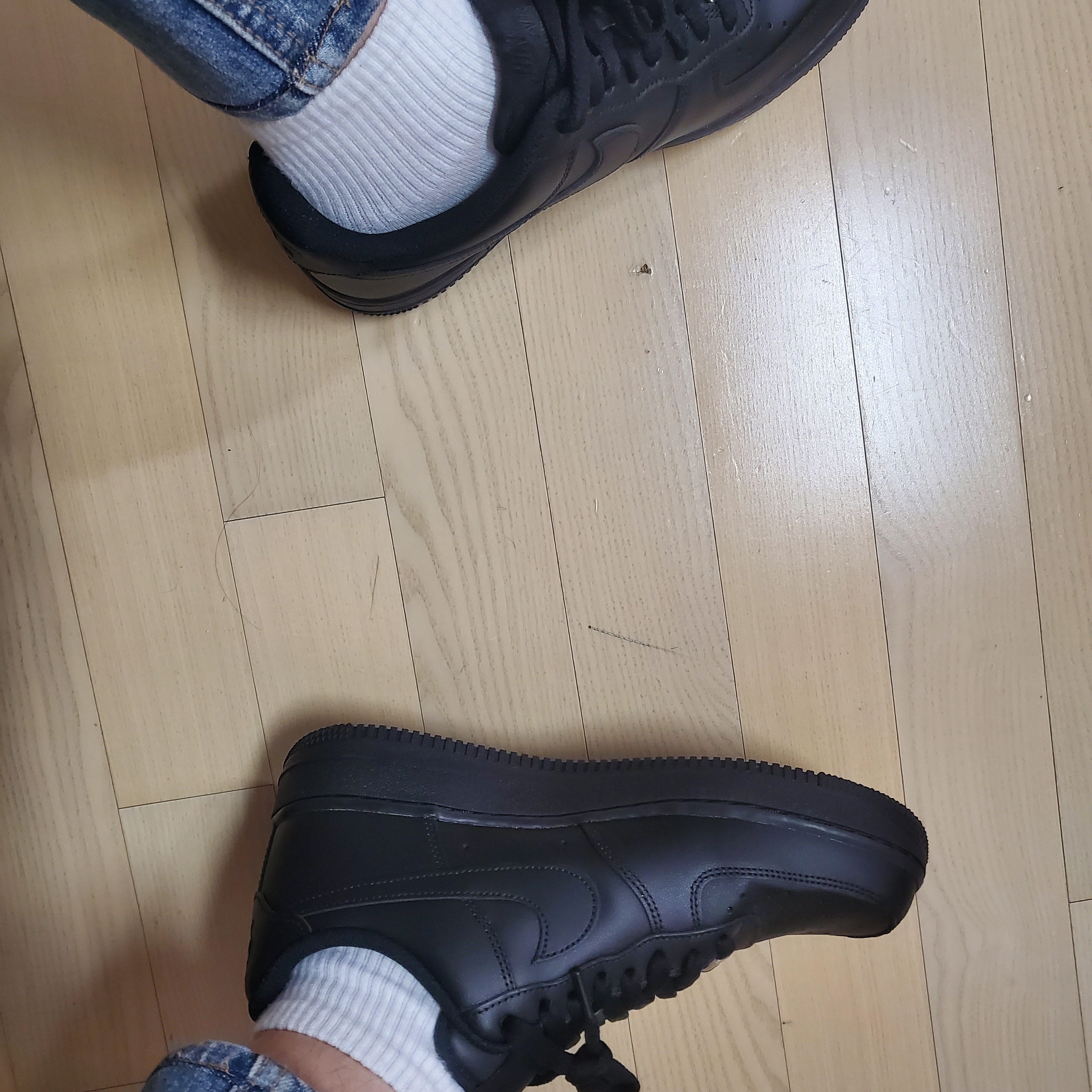 Nike Air Force 1 '07 Low Triple Black 착용 스타일 - 3