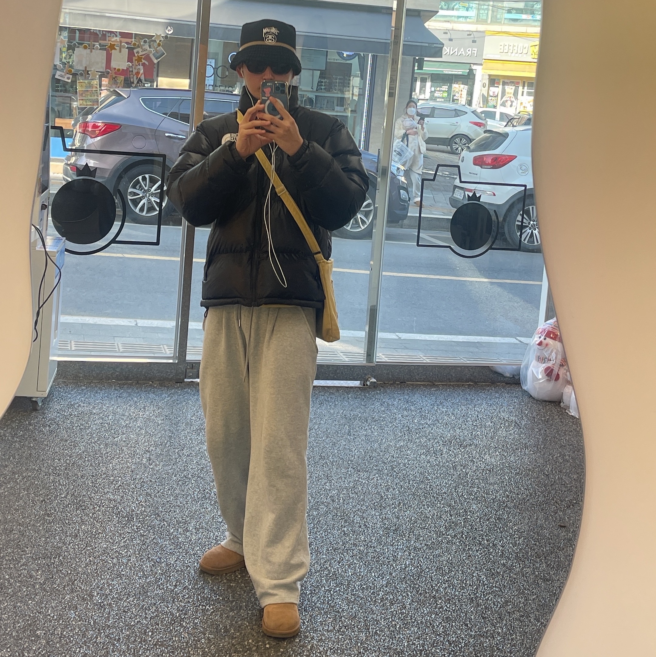 (W) UGG Classic Mini II Boots Chestnut, The North Face Nuptse Hybrid Down Ball Jacket Black 착용 스타일