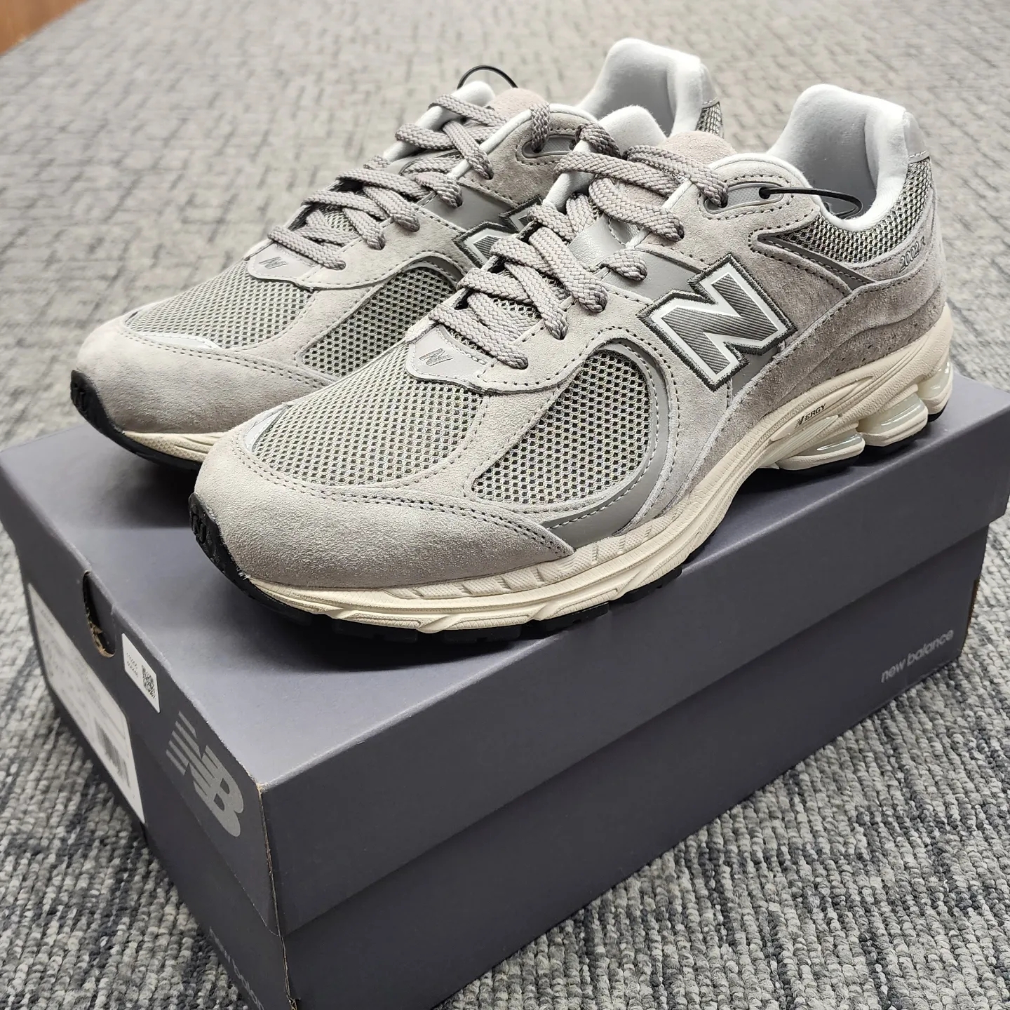 New Balance 2002R Grey 착용 스타일 - 3