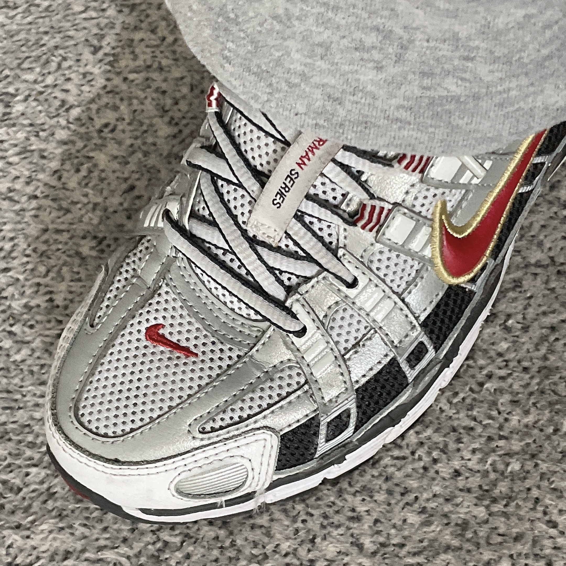 (W) Nike P-6000 Metallic Silver Red 착용 스타일