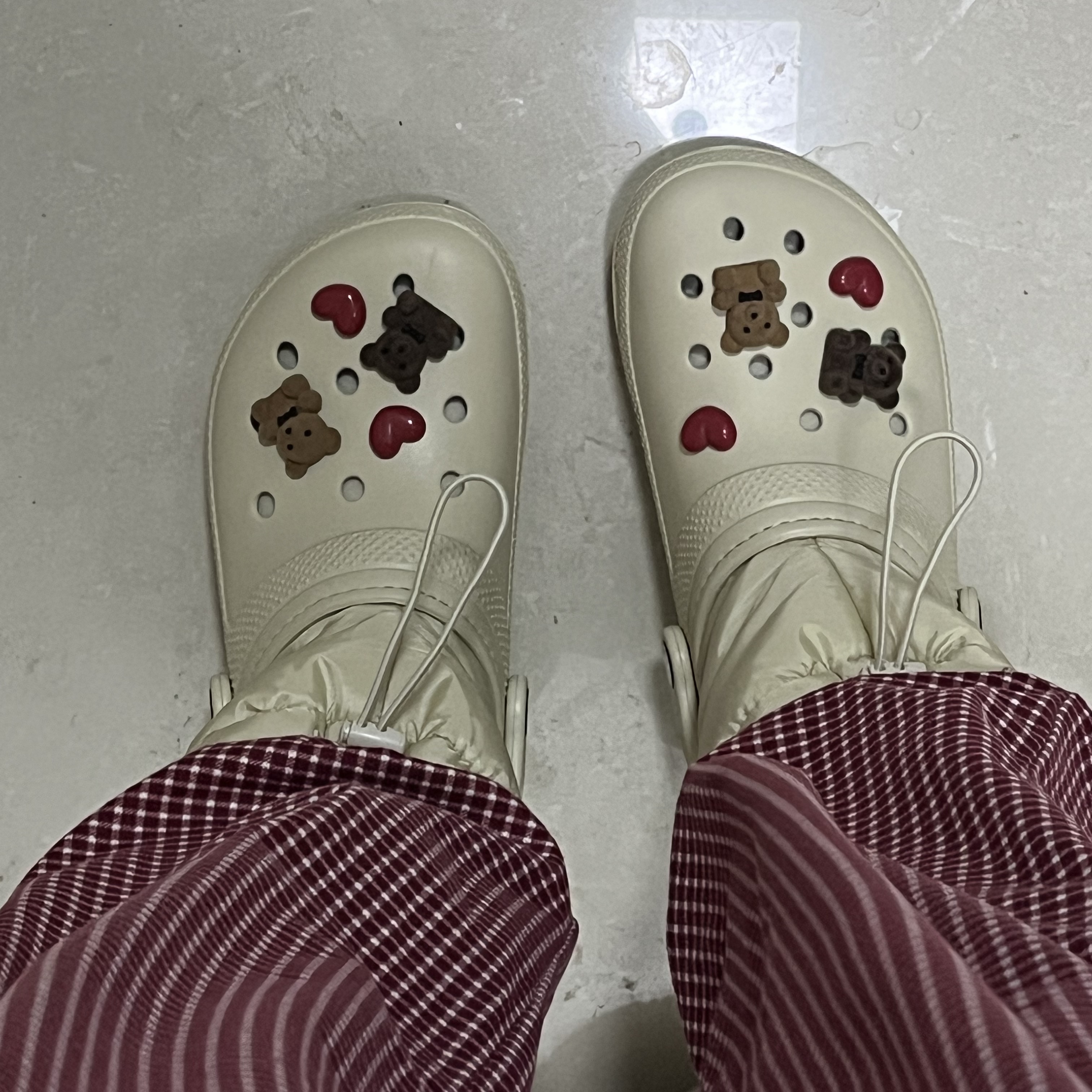 Crocs Classic Lined Neo Puff Boot Bone 착용 스타일