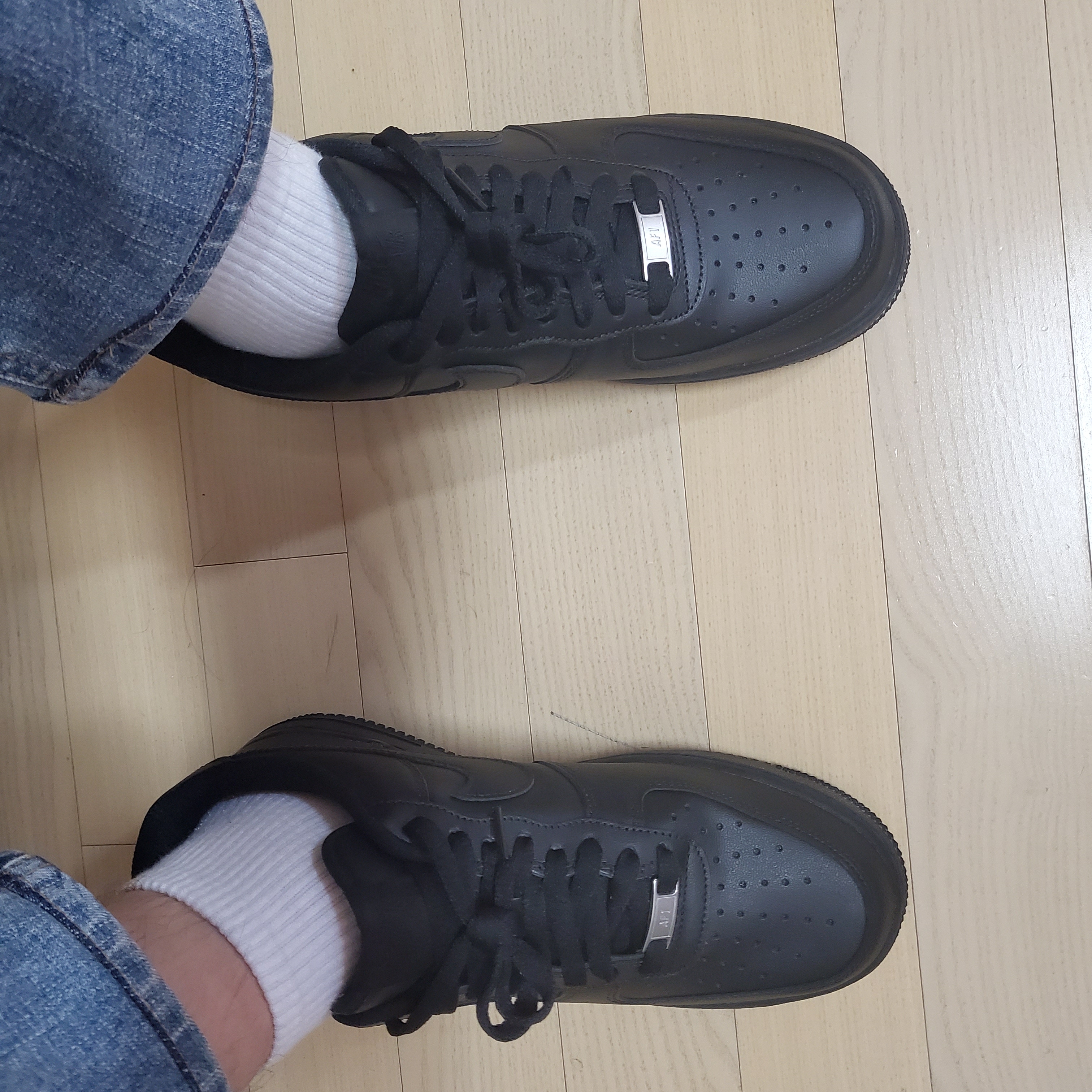 Nike Air Force 1 '07 Low Triple Black 착용 스타일 - 1