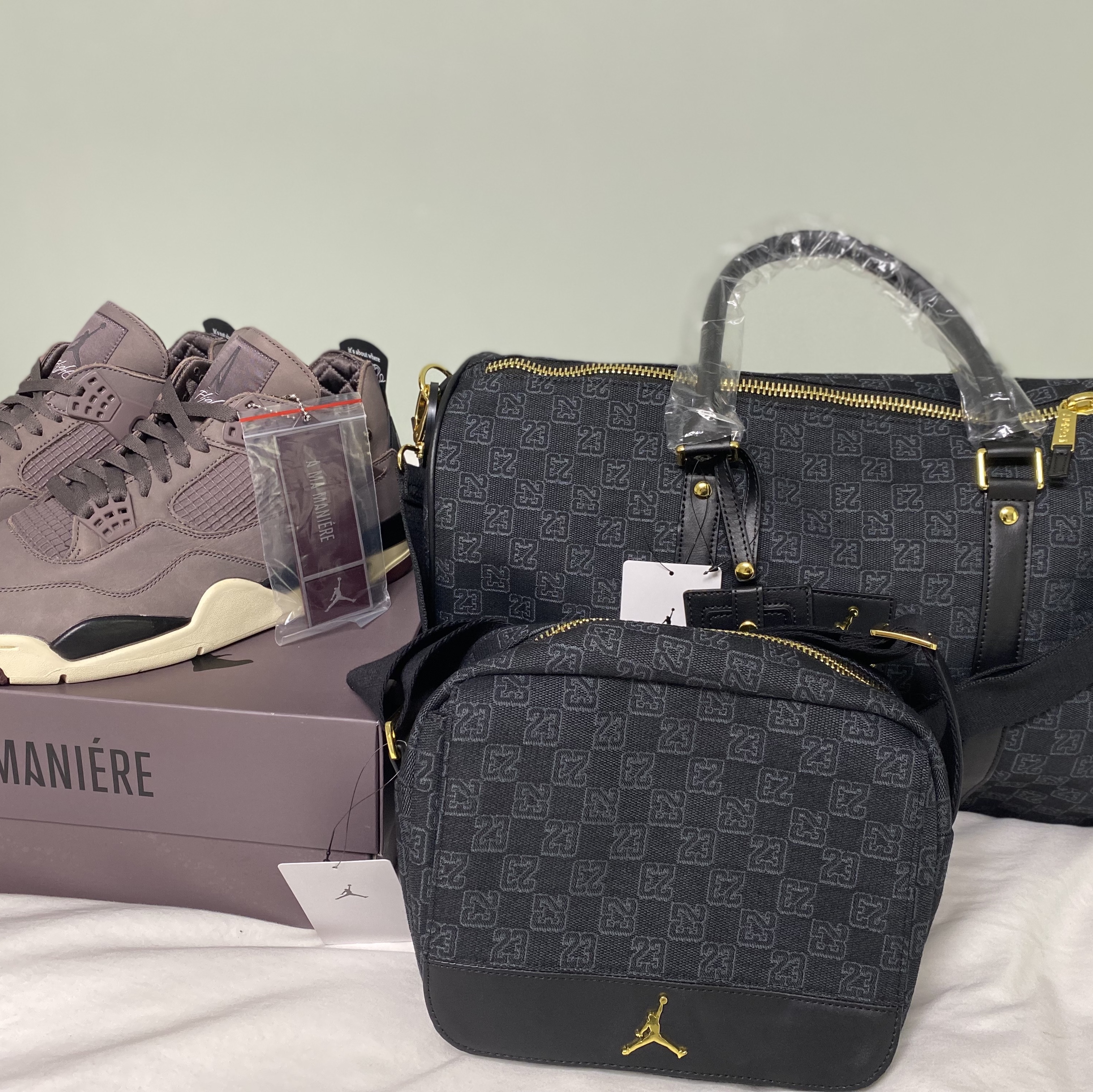 Jordan 4 x A Ma Maniere Retro Violet Ore, Jordan Monogram Duffle Bag Black (MA0759-023) 착용 스타일 - 1