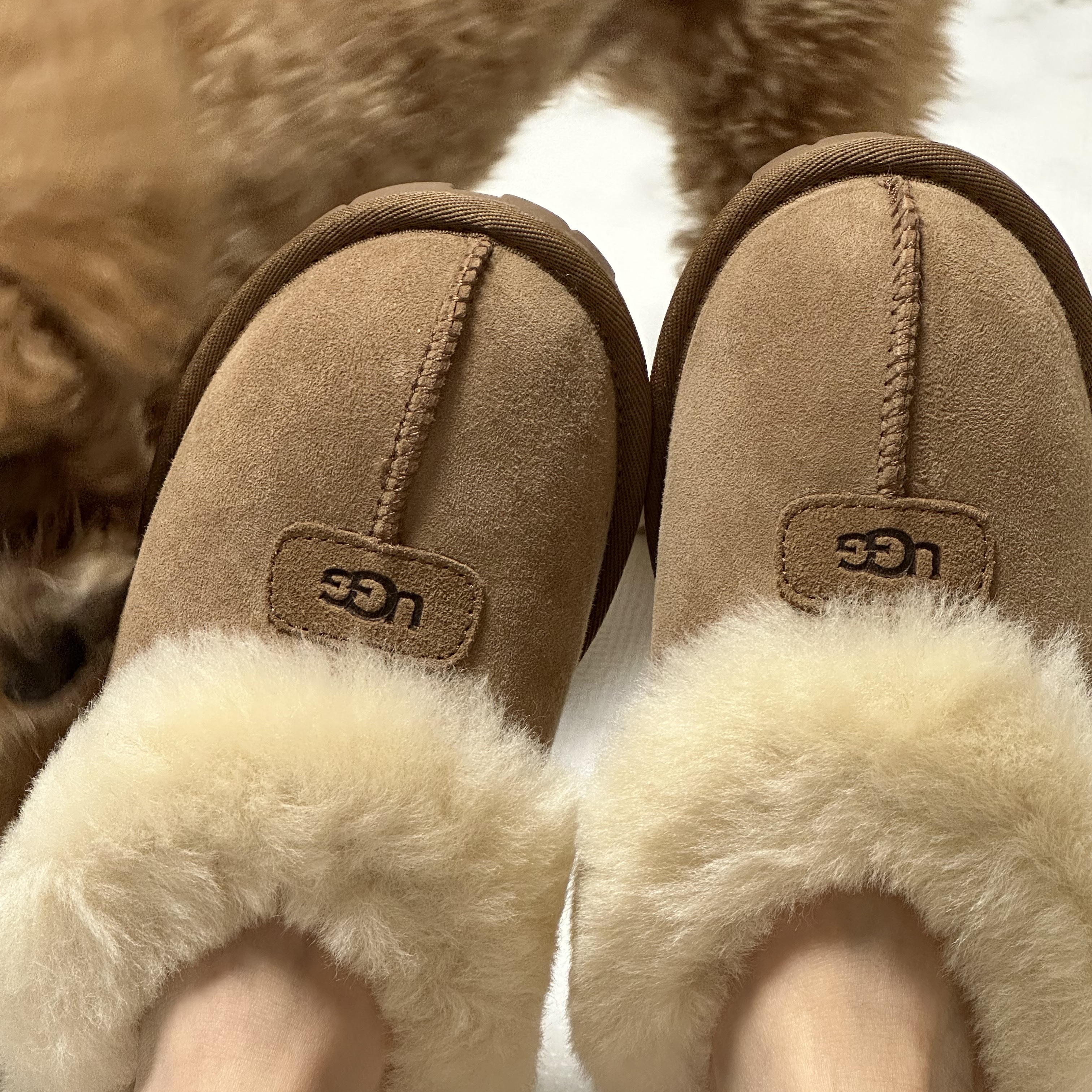 (W) UGG Coquette Slipper Chestnut 착용 스타일