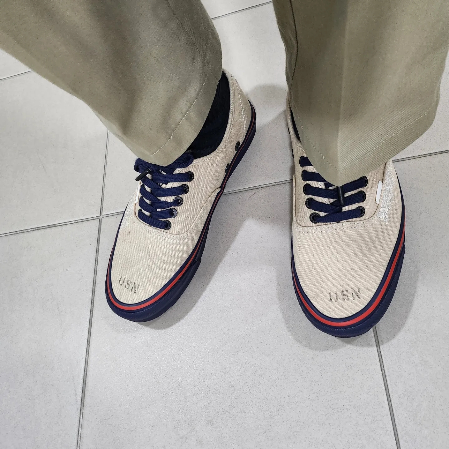 Vans Vault x Nigel Cabourn OG Authentic LX Worn White Navy 착용 스타일 - 1