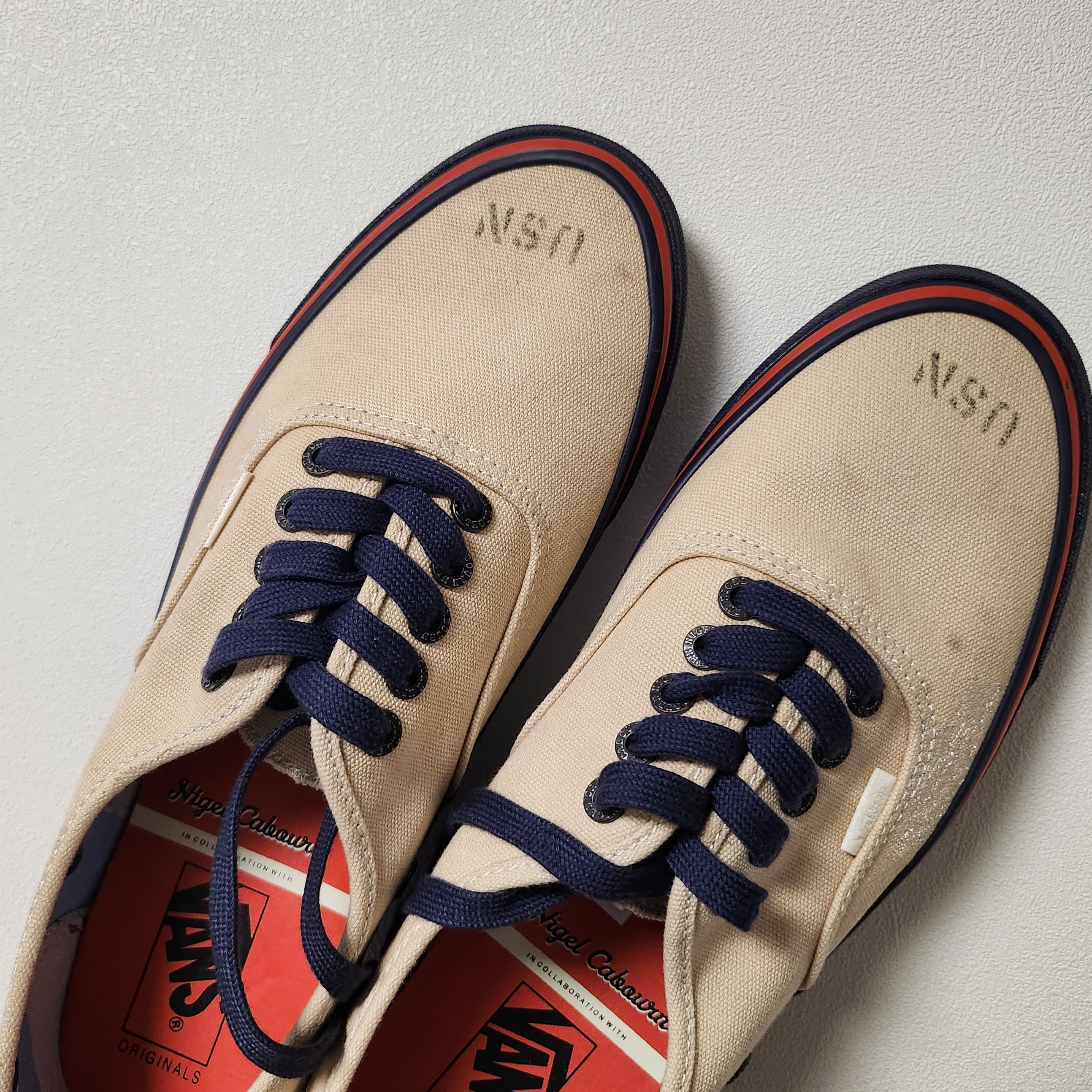 Vans Vault x Nigel Cabourn OG Authentic LX Worn White Navy 착용 스타일 - 2