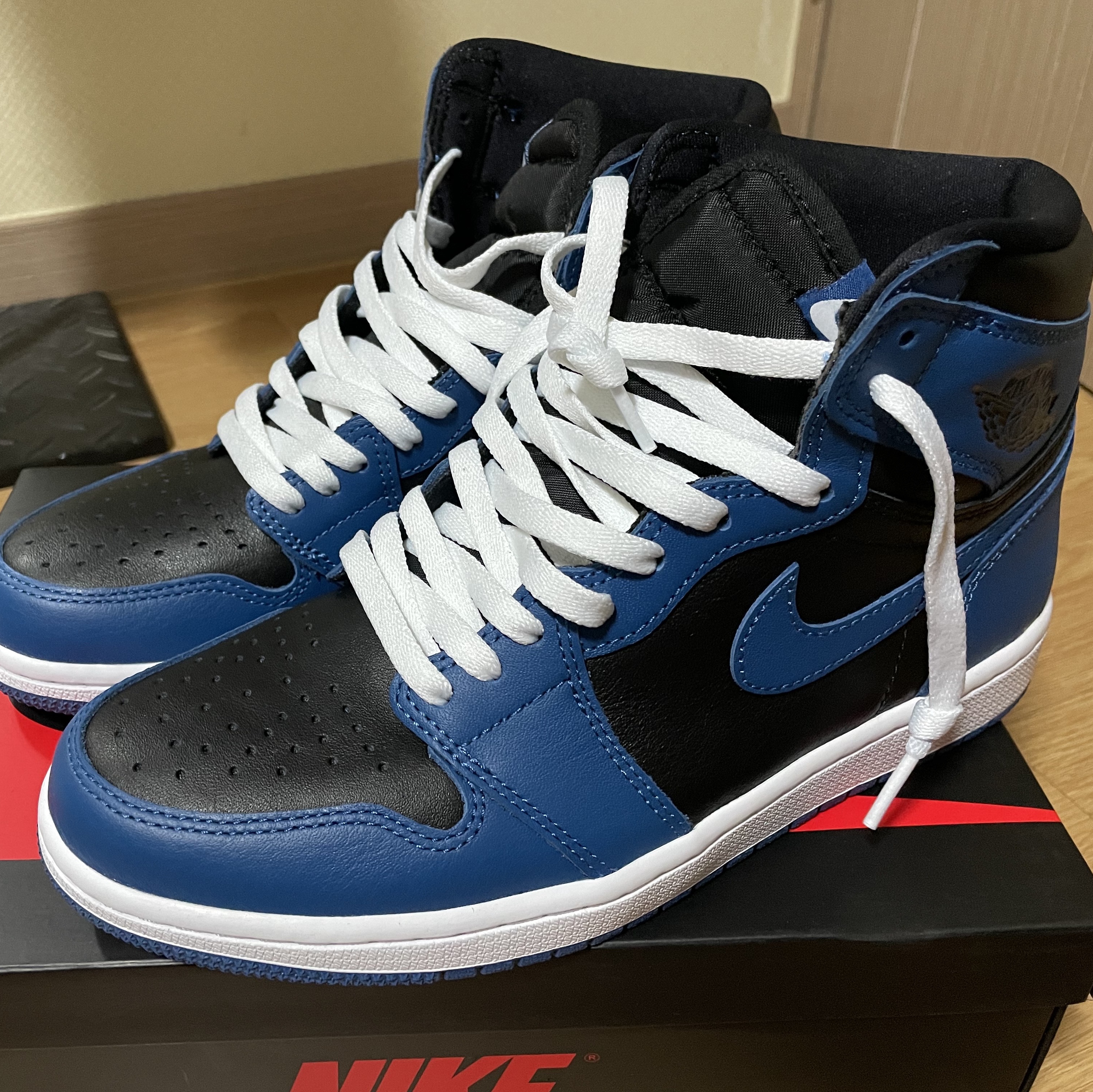 Jordan 1 Retro High OG Dark Marina Blue 착용 스타일 - 1