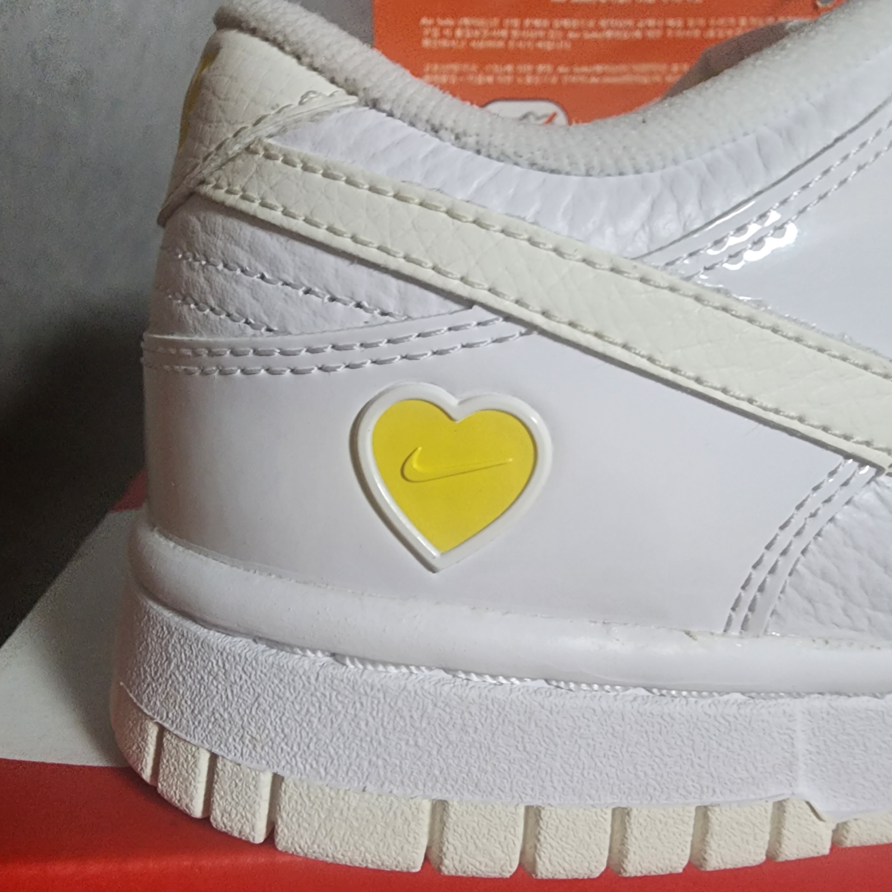 (W) Nike Dunk Low Valentine's Day White Optic Yellow 착용 스타일 - 2