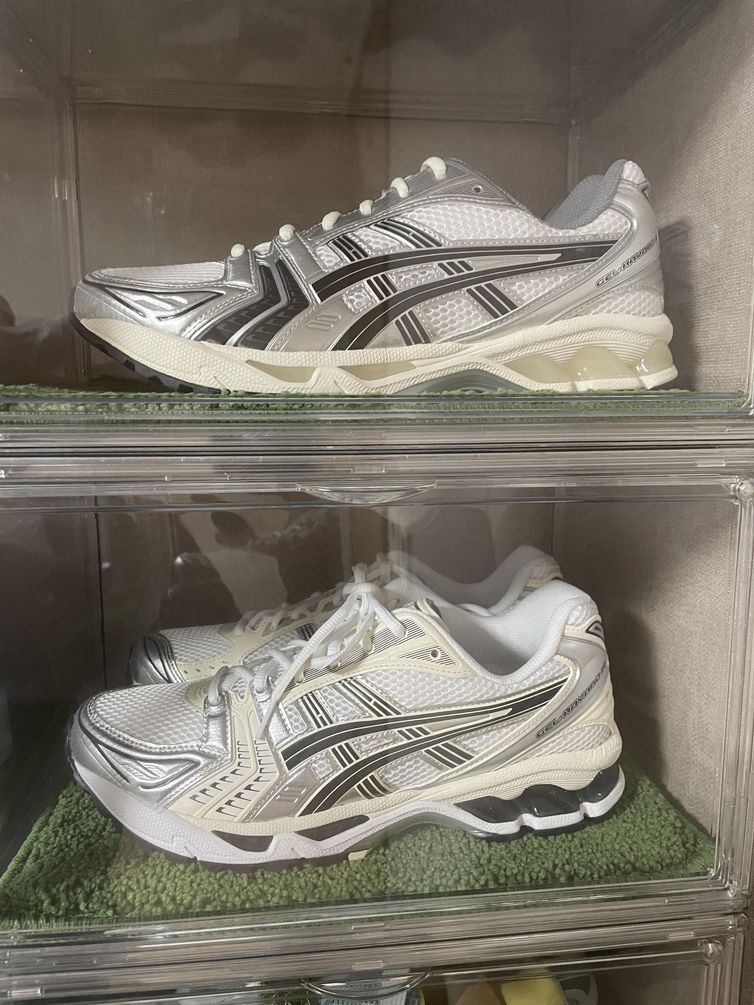 (W) Asics Gel-Kayano 14 White Midnight, Asics x JJJJound Gel-Kayano 14 Silver Black 착용 스타일 - 1