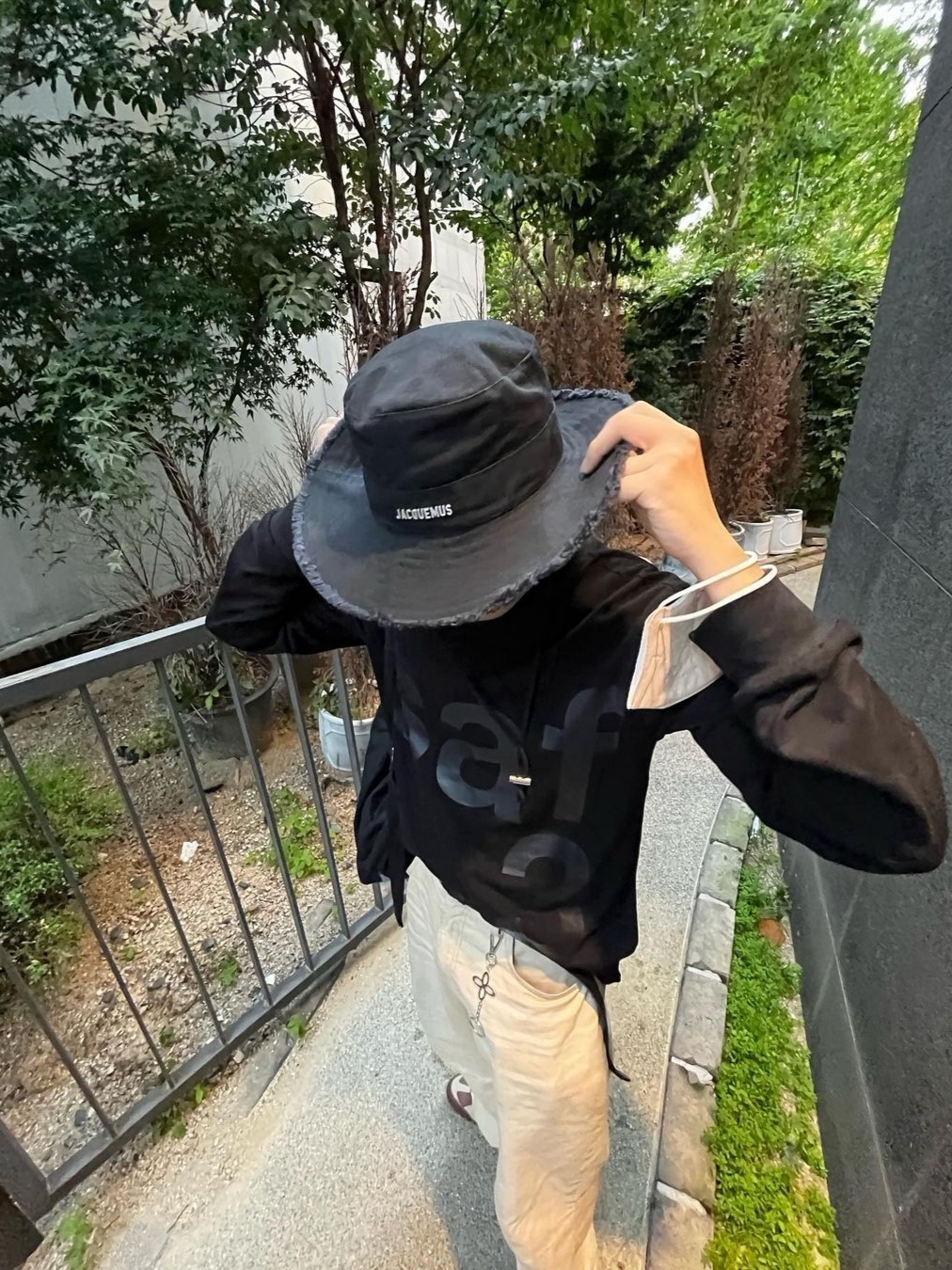 Jacquemus Le Bob Artichaut Bucket Hat Black, [예약 배송][KREAM 단독] Safarispot Basic Safari LS T-Shirt Black 착용 스타일