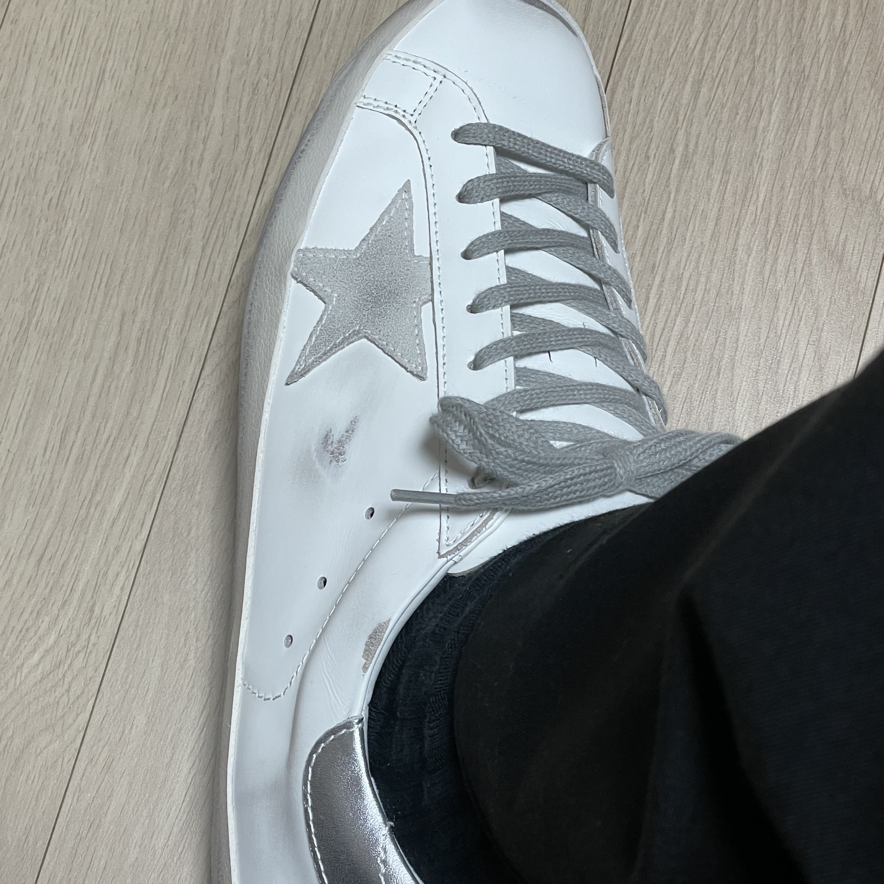 Golden Goose Superstar White Silver Heel Tab Sneakers 착용 스타일
