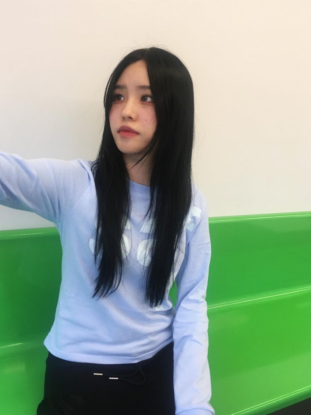 [KREAM 단독] Safarispot Women 1/2 Basic Safari LS T-Shirt Sky 착용 스타일 - 1