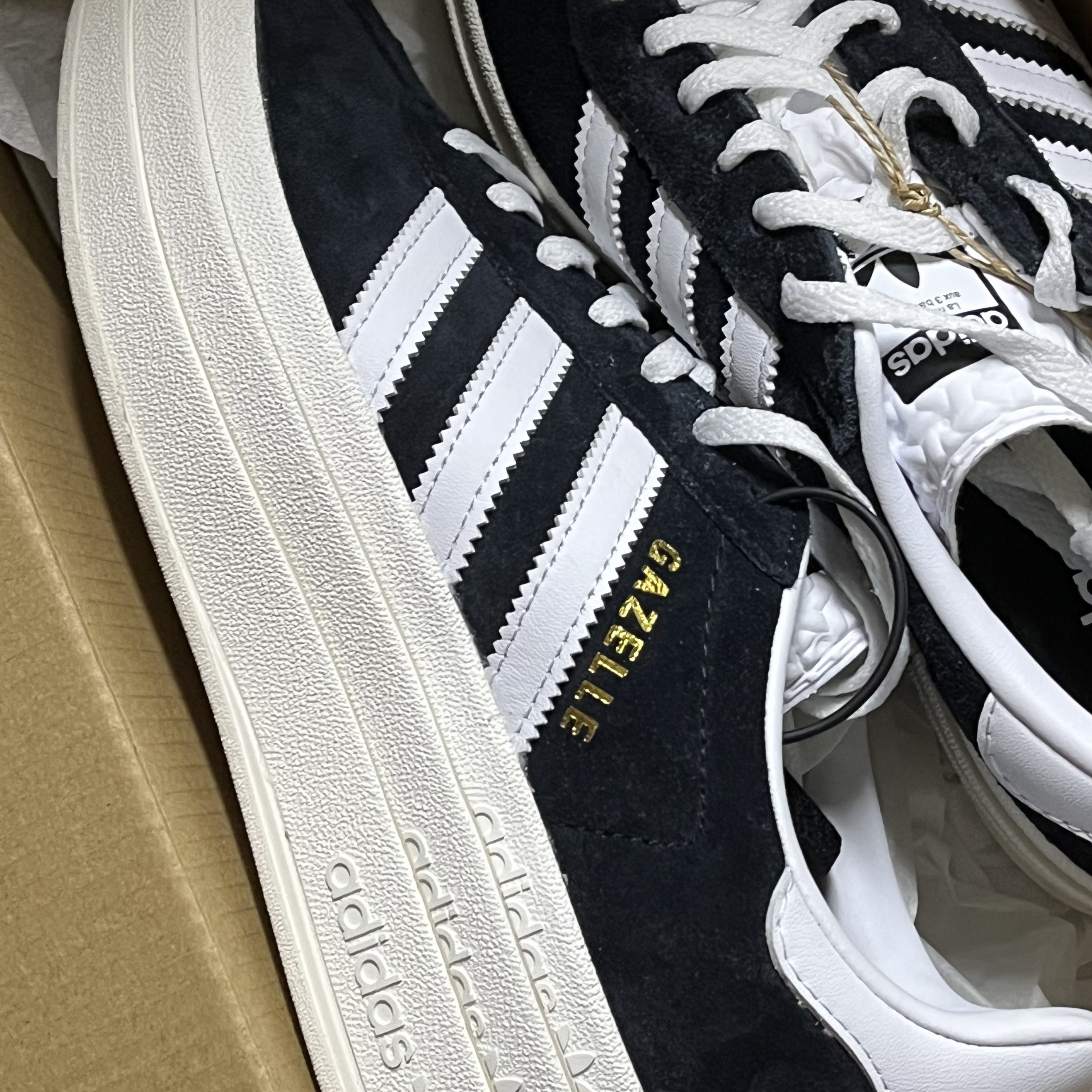 (W) Adidas Gazelle Bold Core Black Cloud White 착용 스타일 - 1
