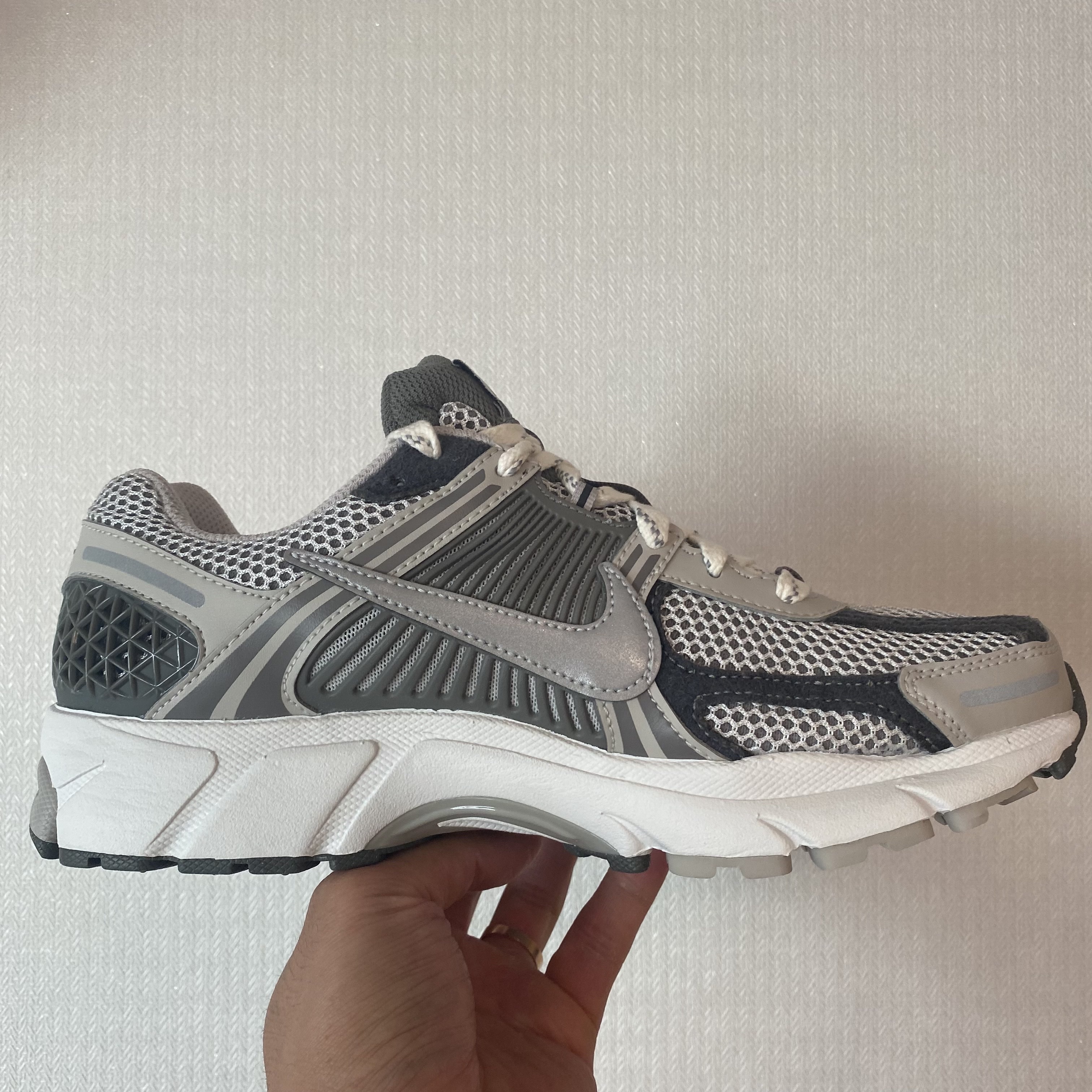 Nike Zoom Vomero 5 PRM Light Iron Ore and Flat Fewter 착용 스타일 - 1