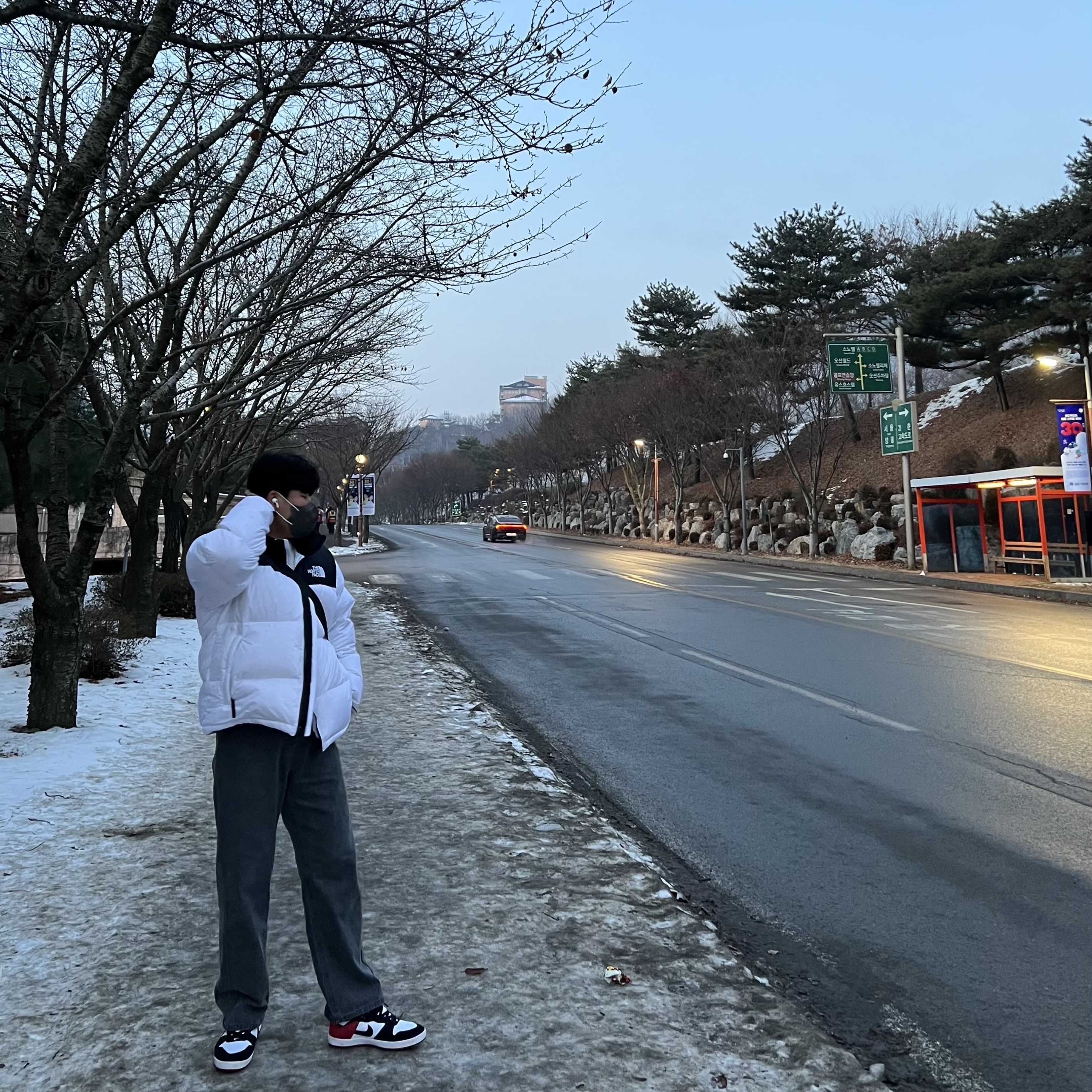 The North Face 1996 Eco Nuptse Jacket White, Nike SB Alleyoop University Red 착용 스타일 - 3
