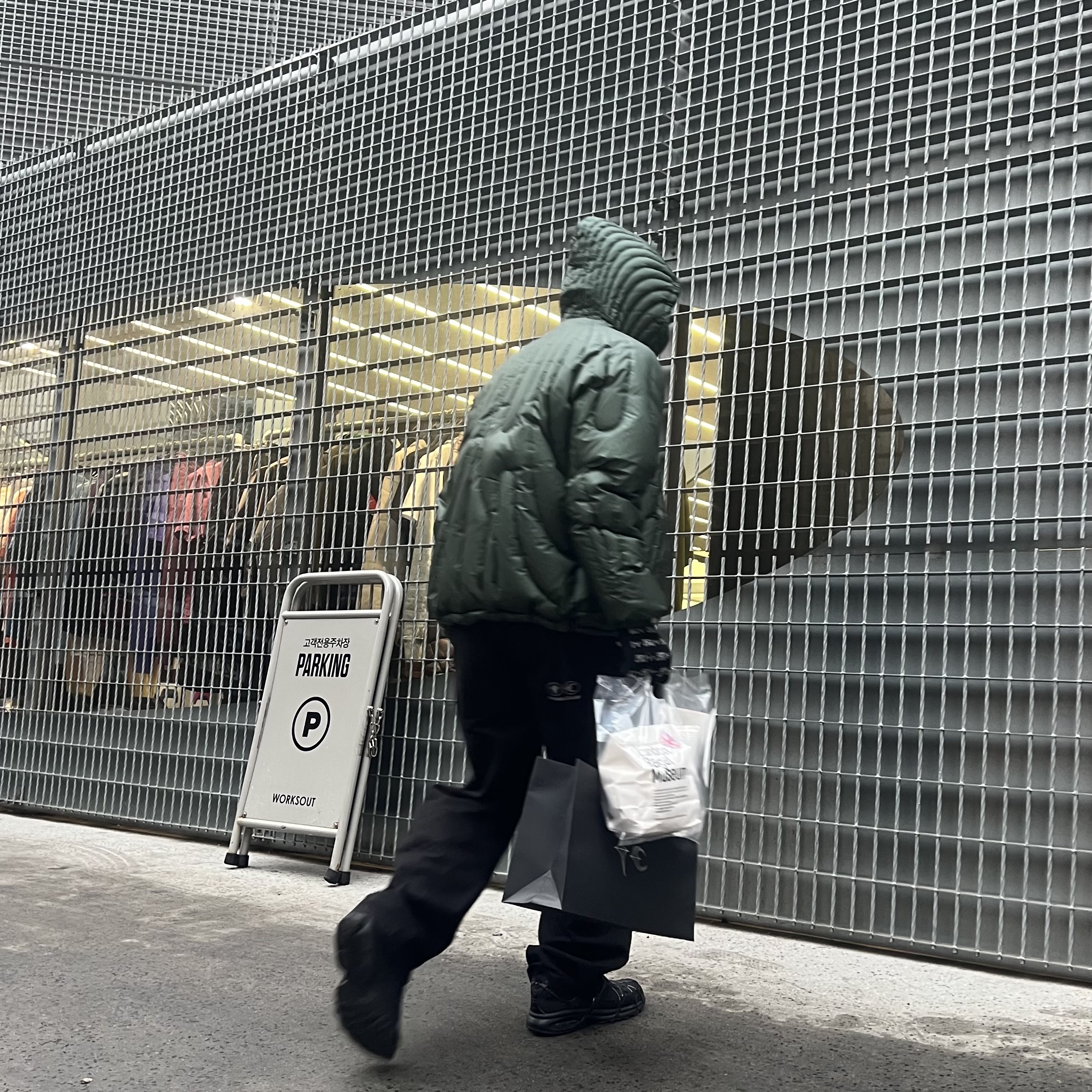 Thug Club Cave Down Jacket Khaki 착용 스타일 - 2