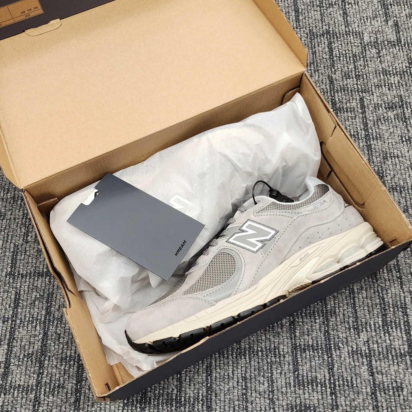 New Balance 2002R Grey 착용 스타일 - 1