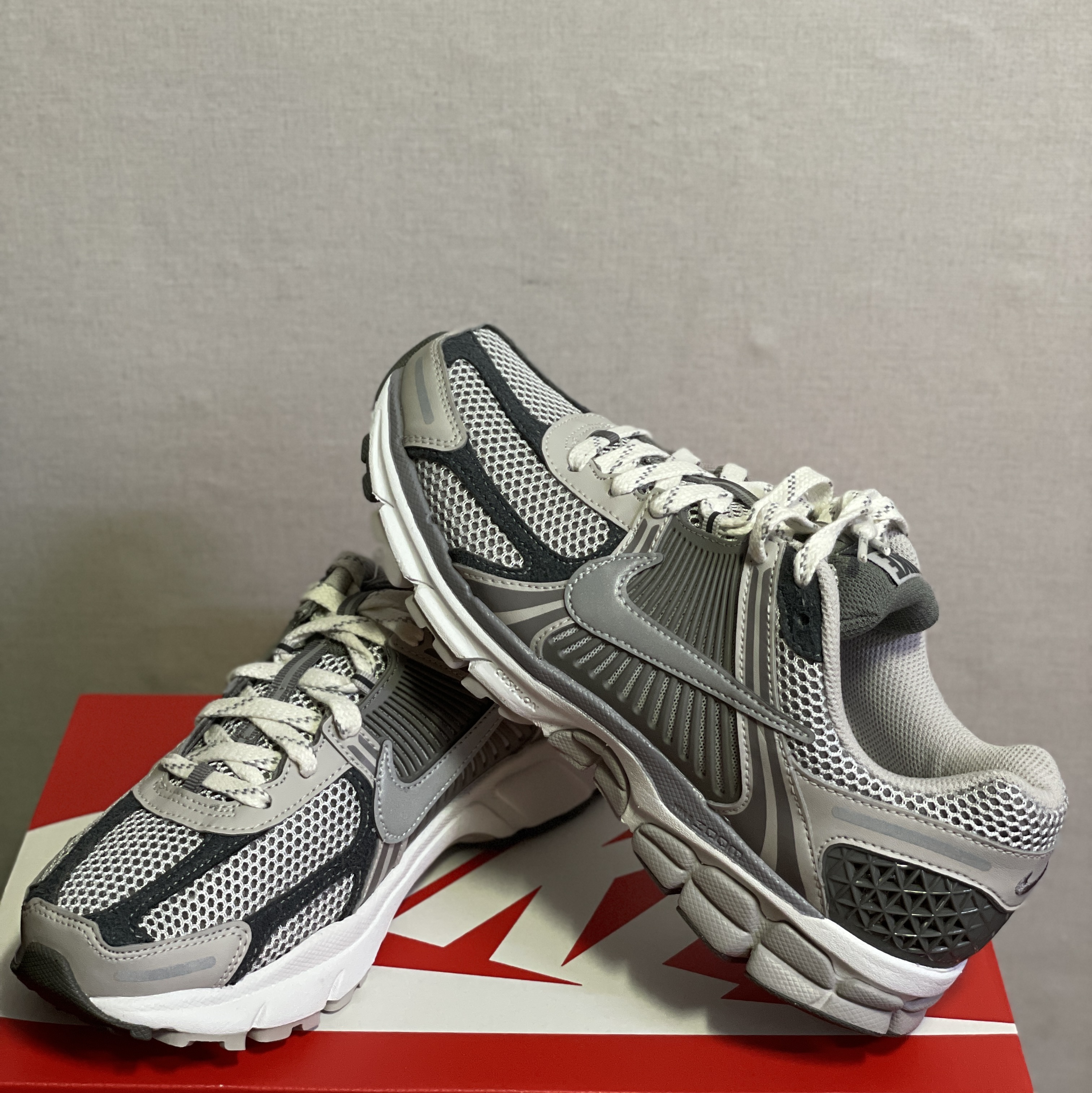 (W) Nike Zoom Vomero 5 Cobblestone and Flat Pewter, Nike Zoom Vomero 5 PRM Light Iron Ore and Flat Fewter 착용 스타일 - 2