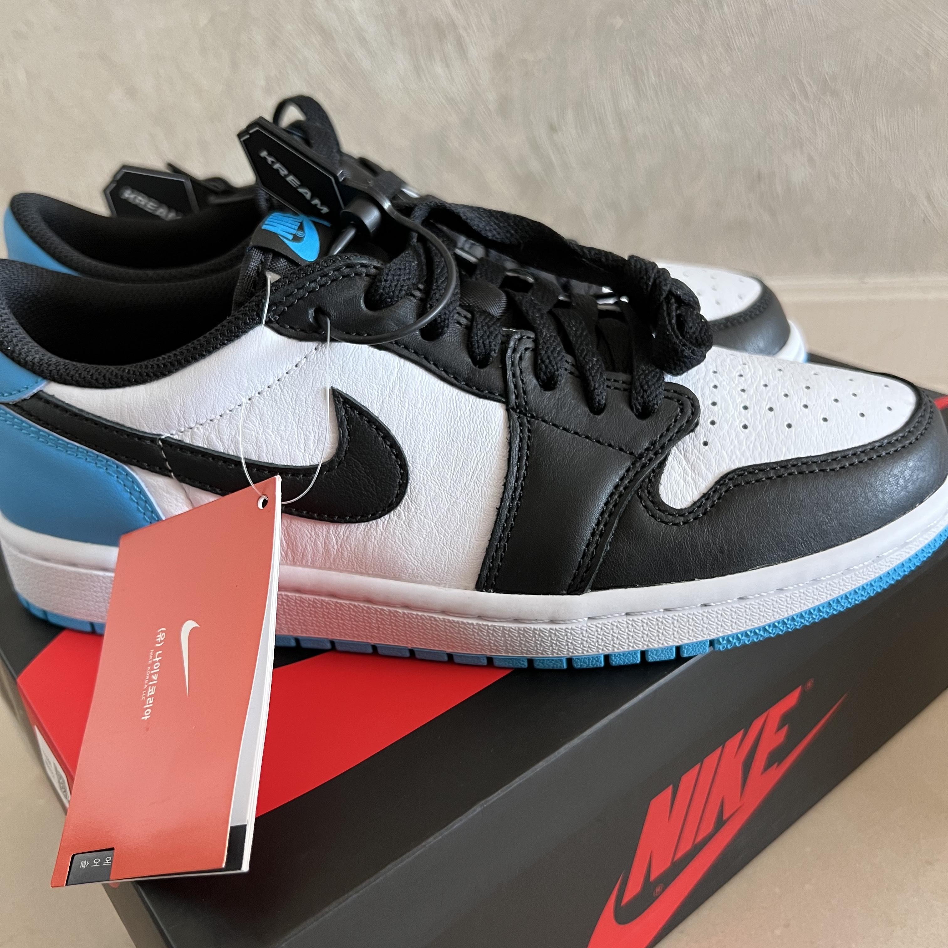 (W) Jordan 1 Retro Low OG Black and Dark Powder Blue 착용 스타일