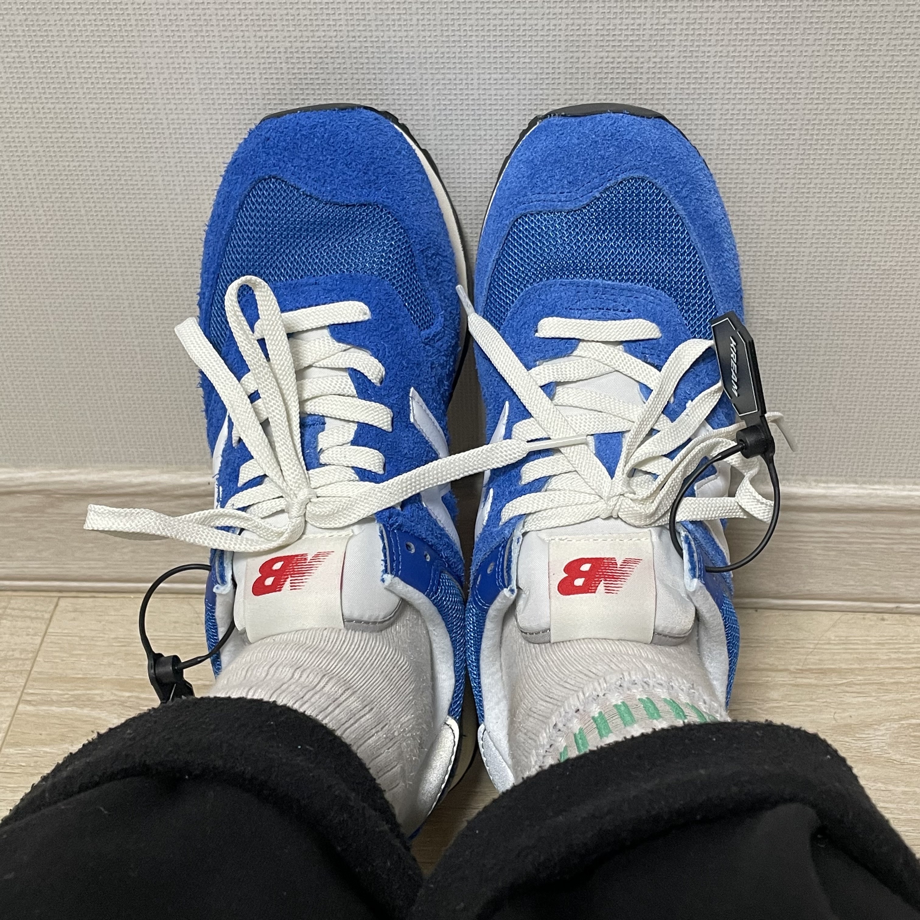 New Balance 574 Heritage Blue White 착용 스타일 - 2