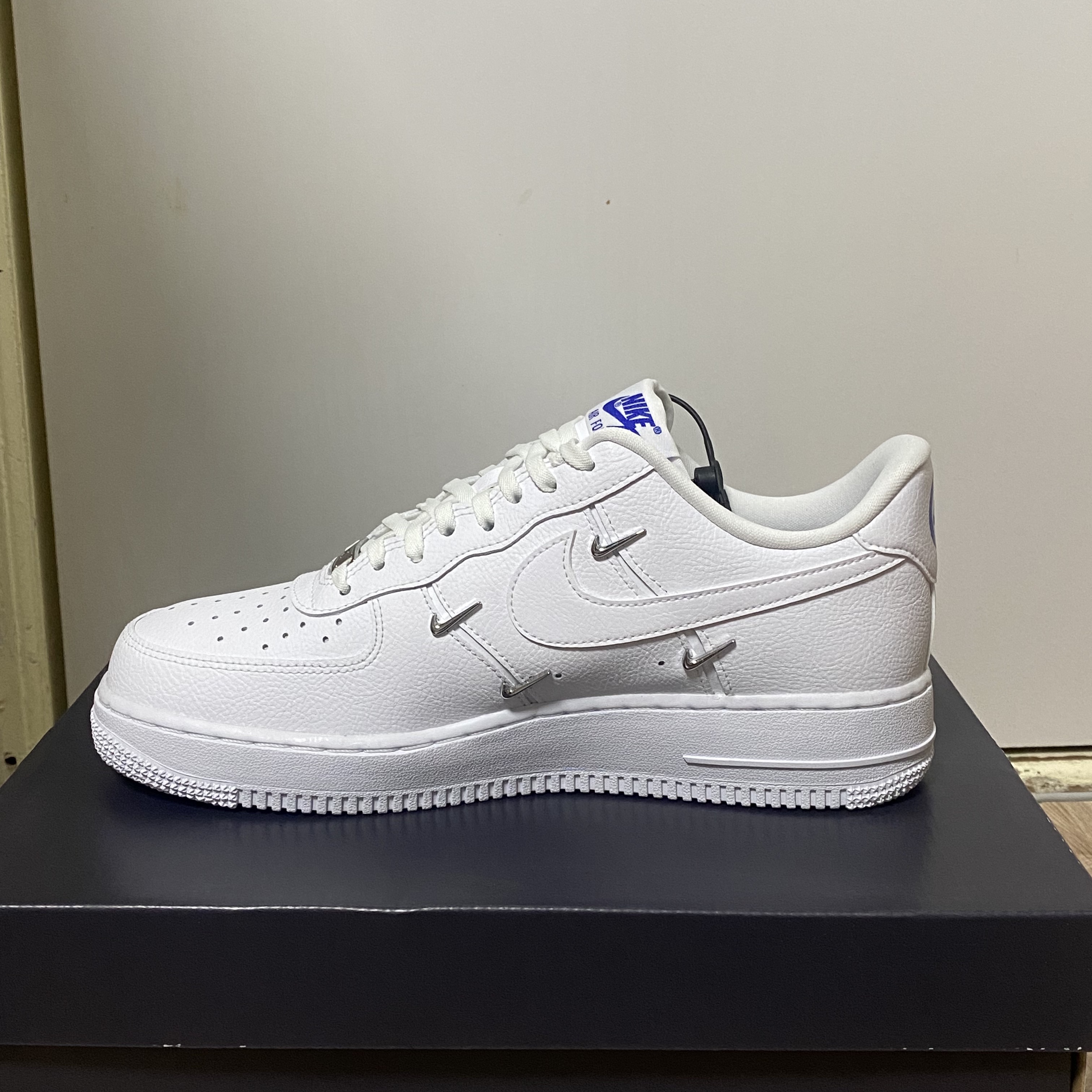 (W) Nike Air Force 1 Low '07 LX Chrome Luxe 착용 스타일 - 1
