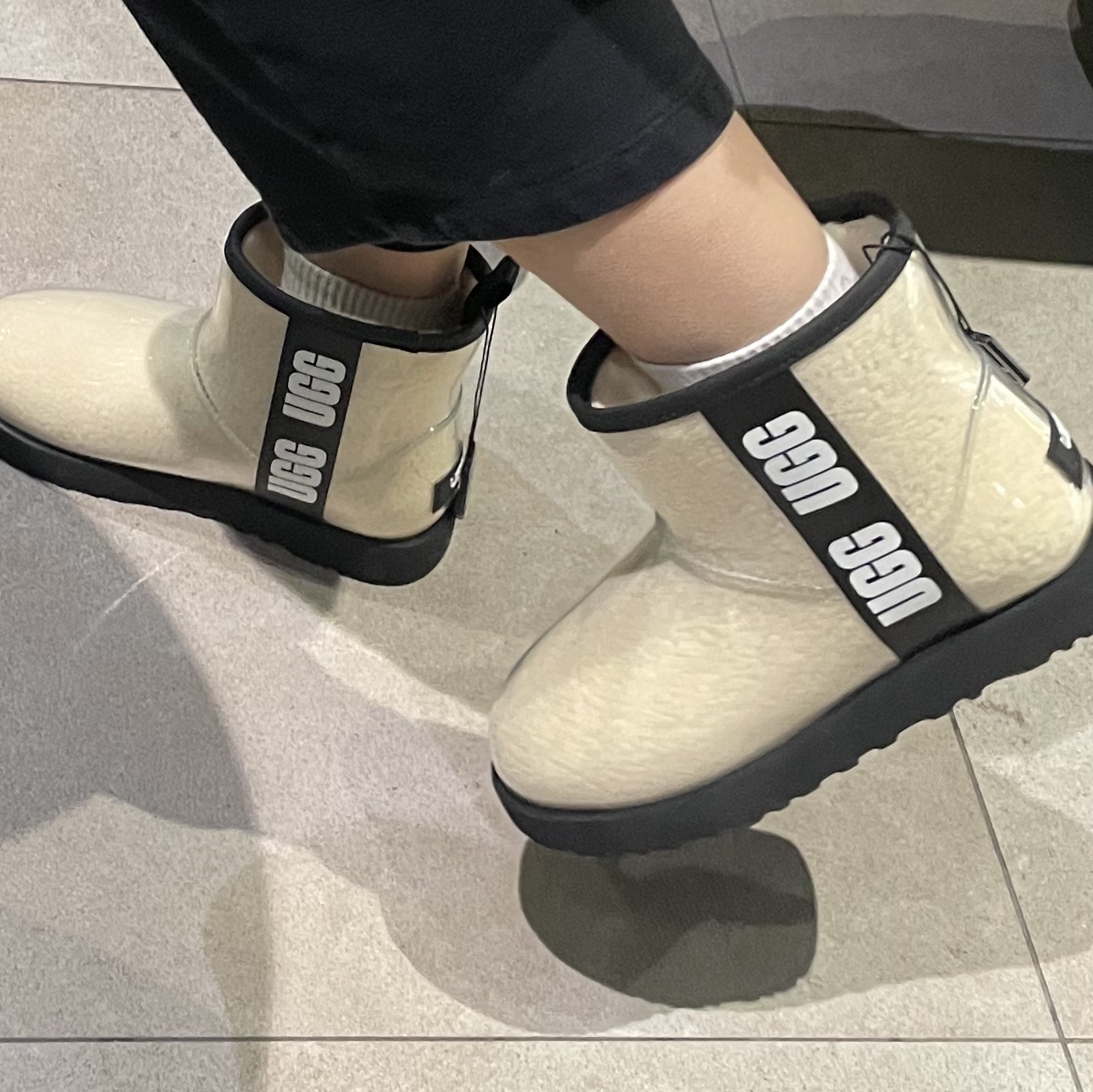 (W) UGG Classic Clear Mini Boots Natural Black 착용 스타일
