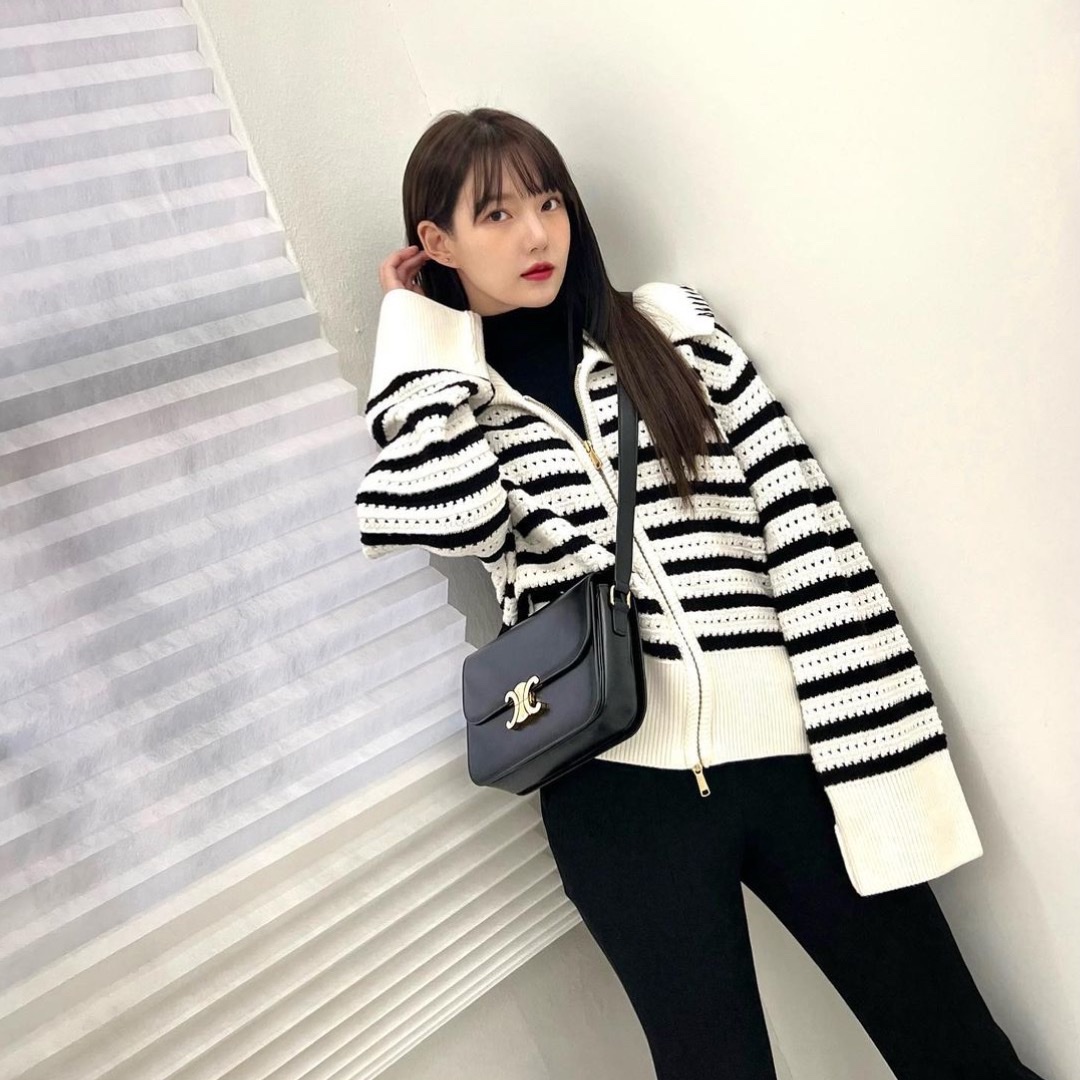Celine Classique Triomphe Bag in Shiny Calfskin Black, (W) Jordan 1 Low White Gym Red 착용 스타일 - 2