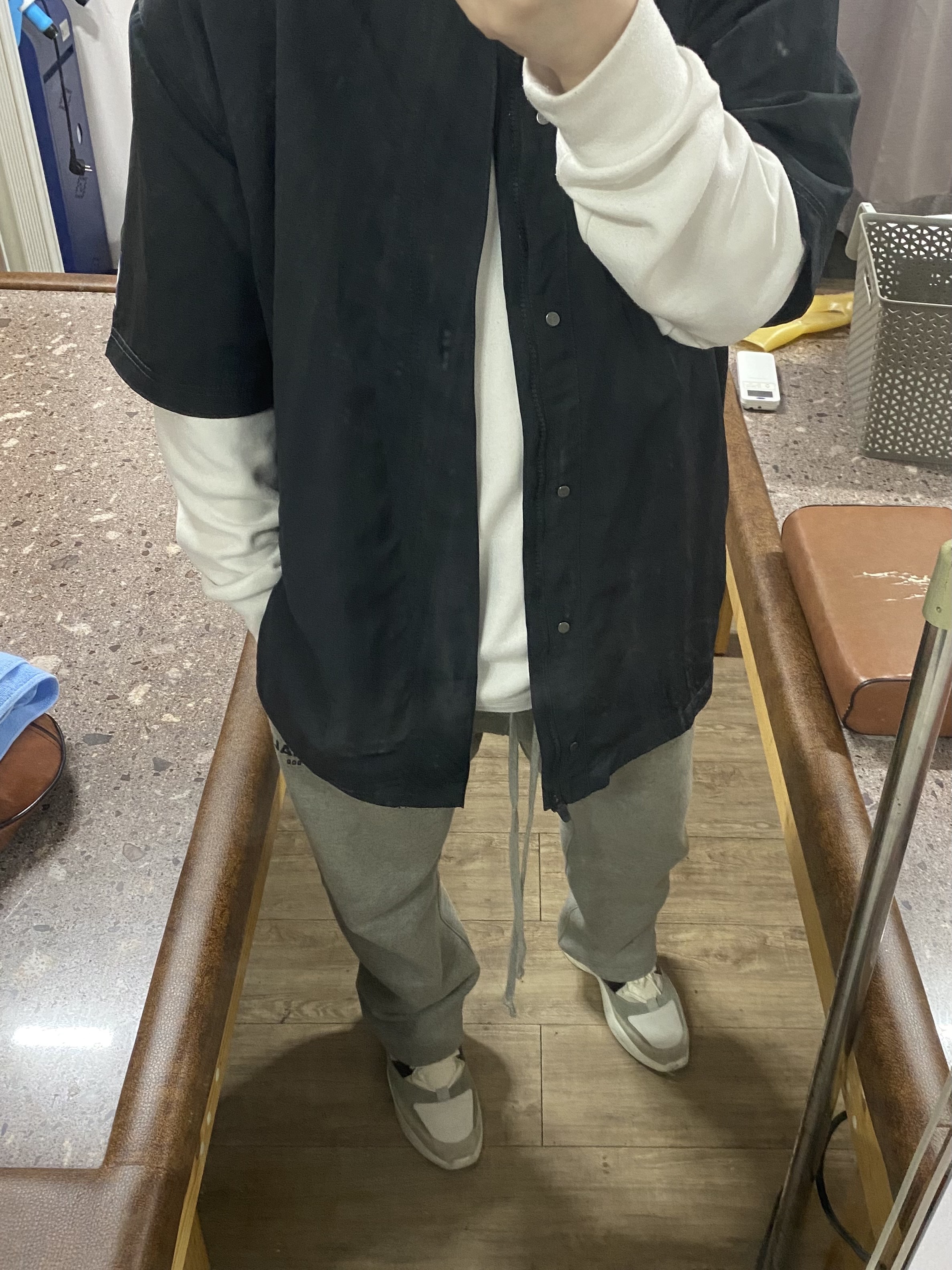 Essentials Distance Sneakers Cream Grey Black, Essentials The Core Collection Relaxed Sweatpants Dark Oatmeal 착용 스타일 - 2