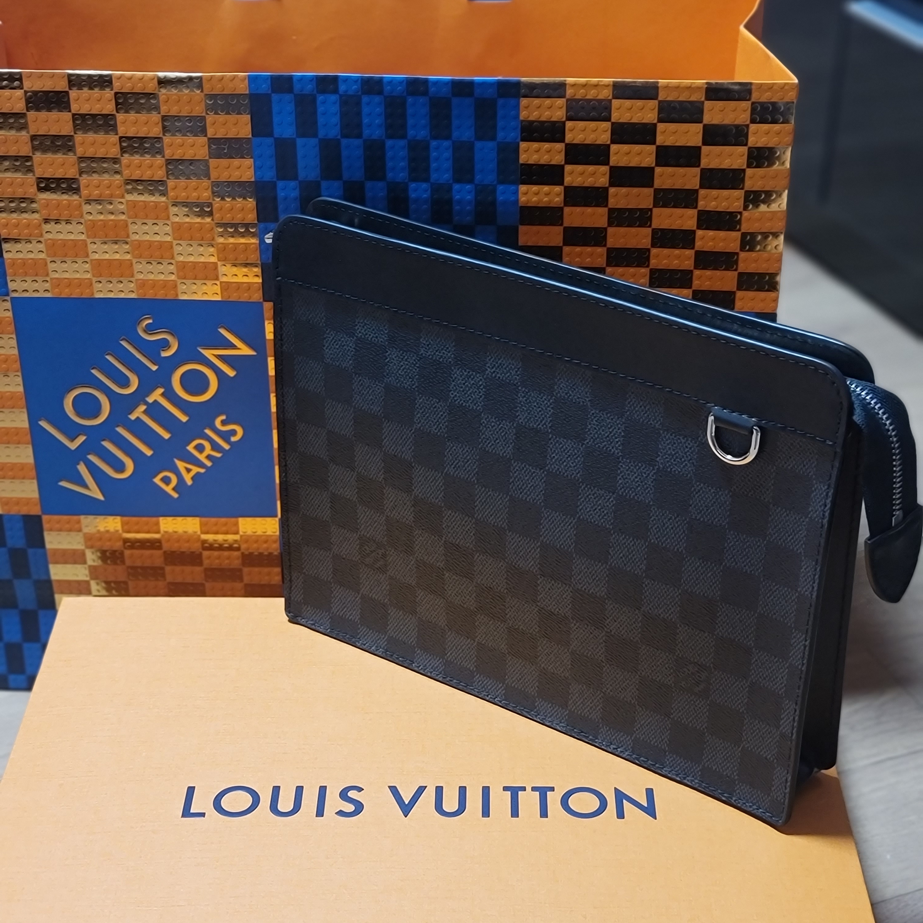 Louis Vuitton Pochette Voyage MM Monogram Eclipse 착용 스타일