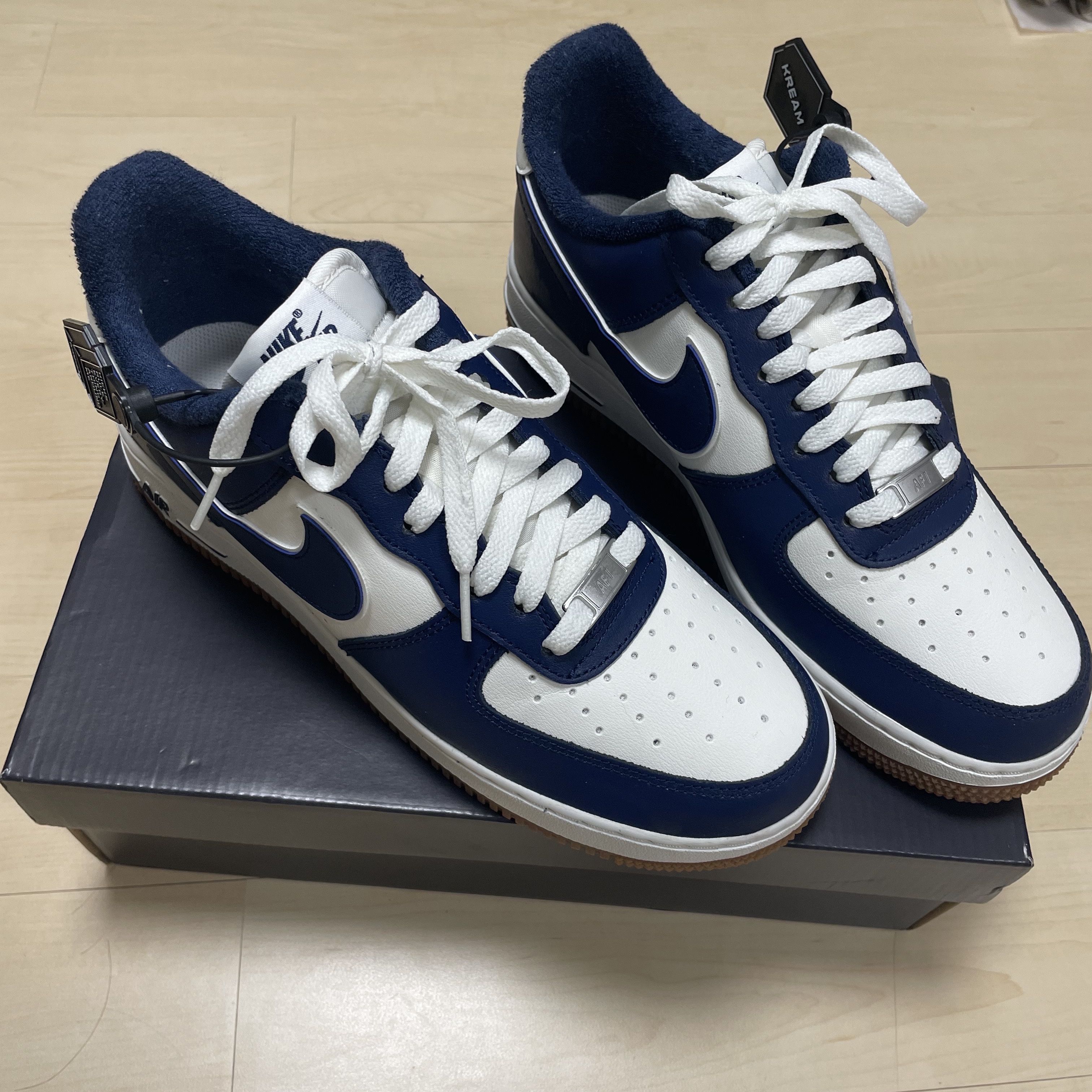 Nike Air Force 1 '07 LV8 Midnight Navy 착용 스타일