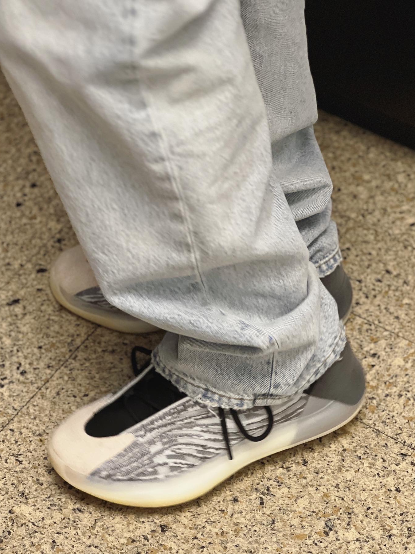 Adidas Yeezy QNTM Lifestyle 착용 스타일 - 2