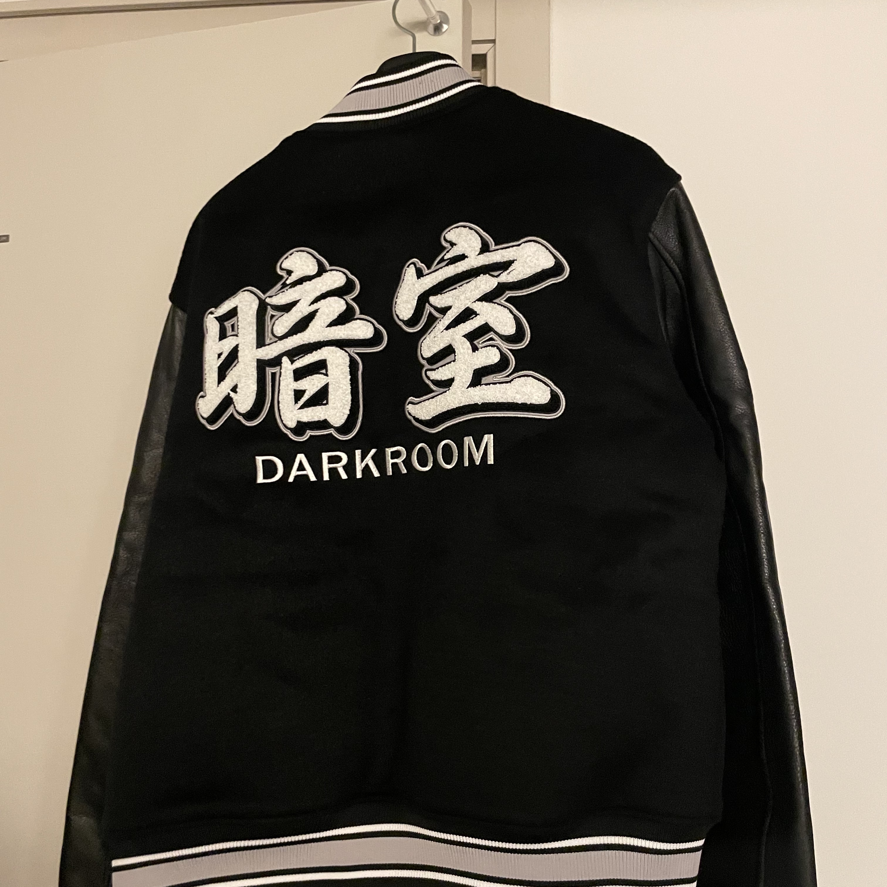 Darkr8m Studio Basic Logo Varsity Jacket 착용 스타일 - 2