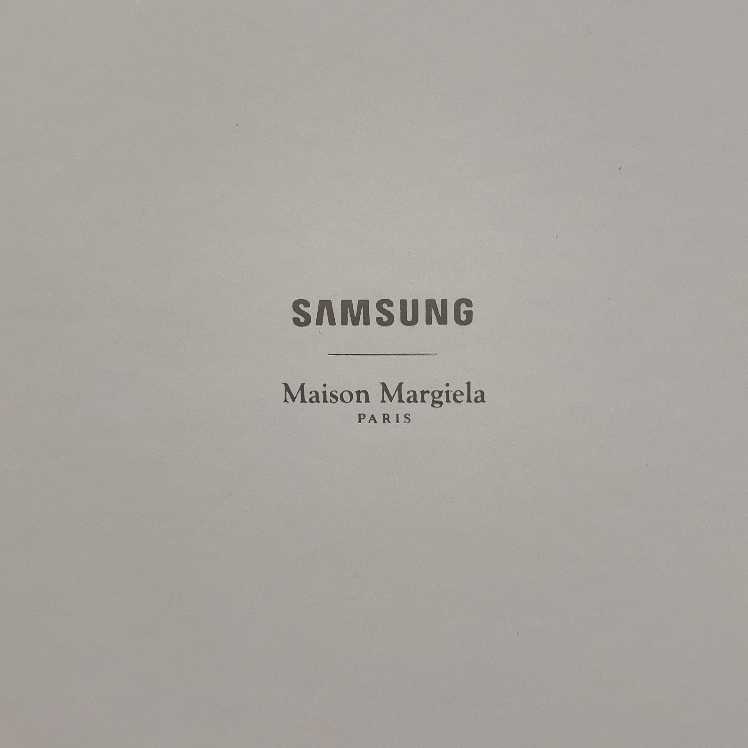 Samsung Galaxy Z Flip4 Maison Margiela Edition (Korean Ver.) 착용 스타일 - 2