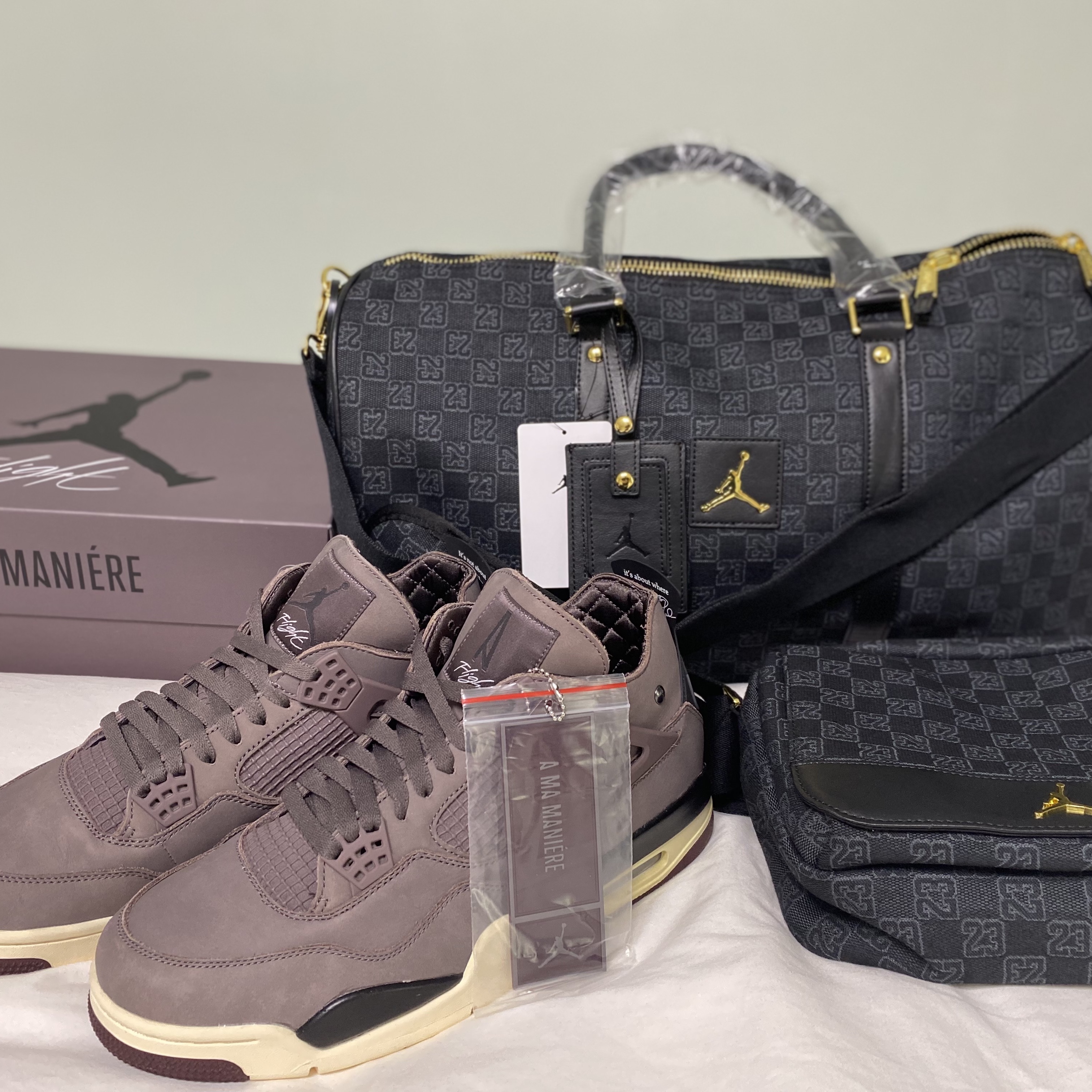 Jordan 4 x A Ma Maniere Retro Violet Ore, Jordan Monogram Duffle Bag Black (MA0759-023) 착용 스타일 - 2
