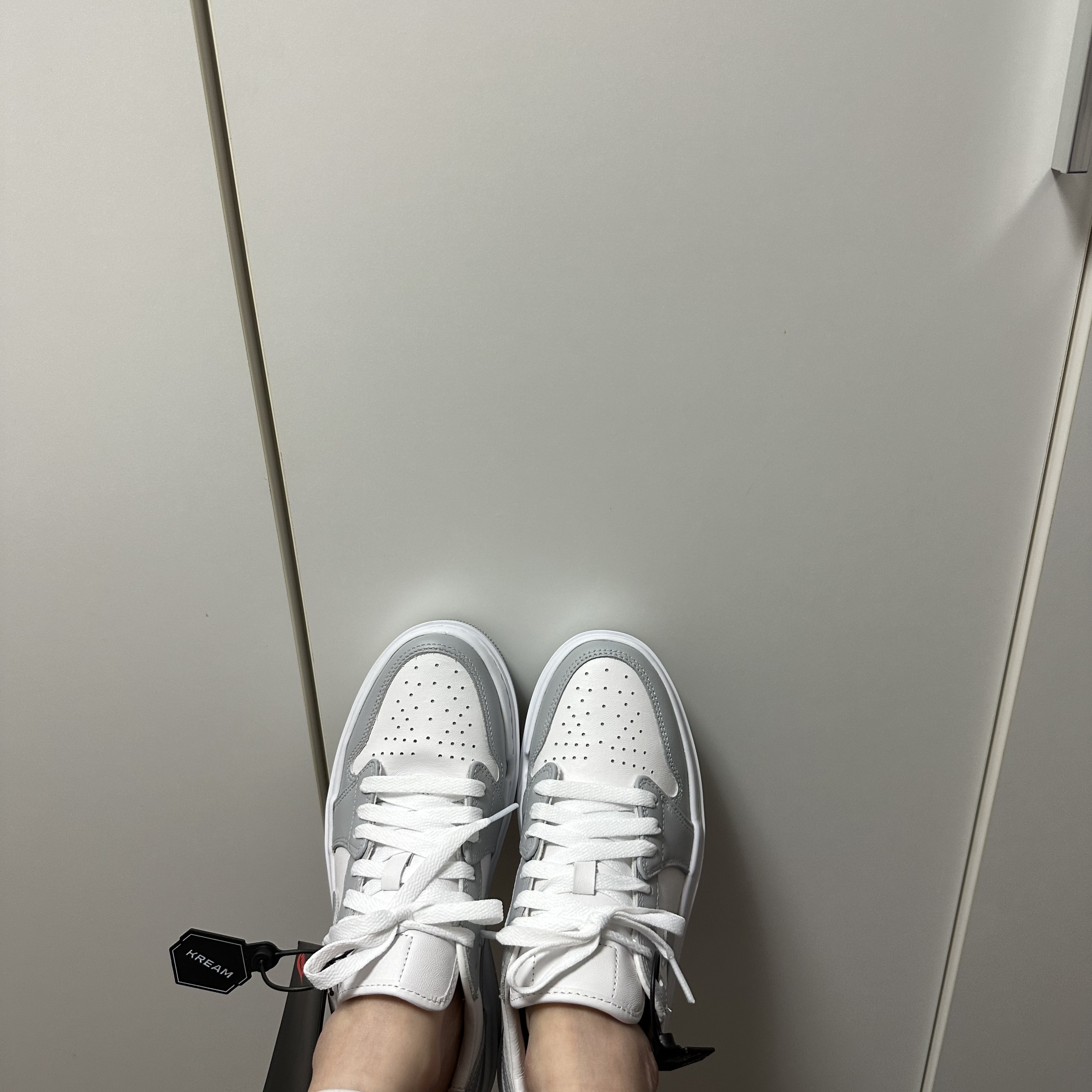 (W) Jordan 1 Elevate Low White and Wolf Grey 착용 스타일 - 2