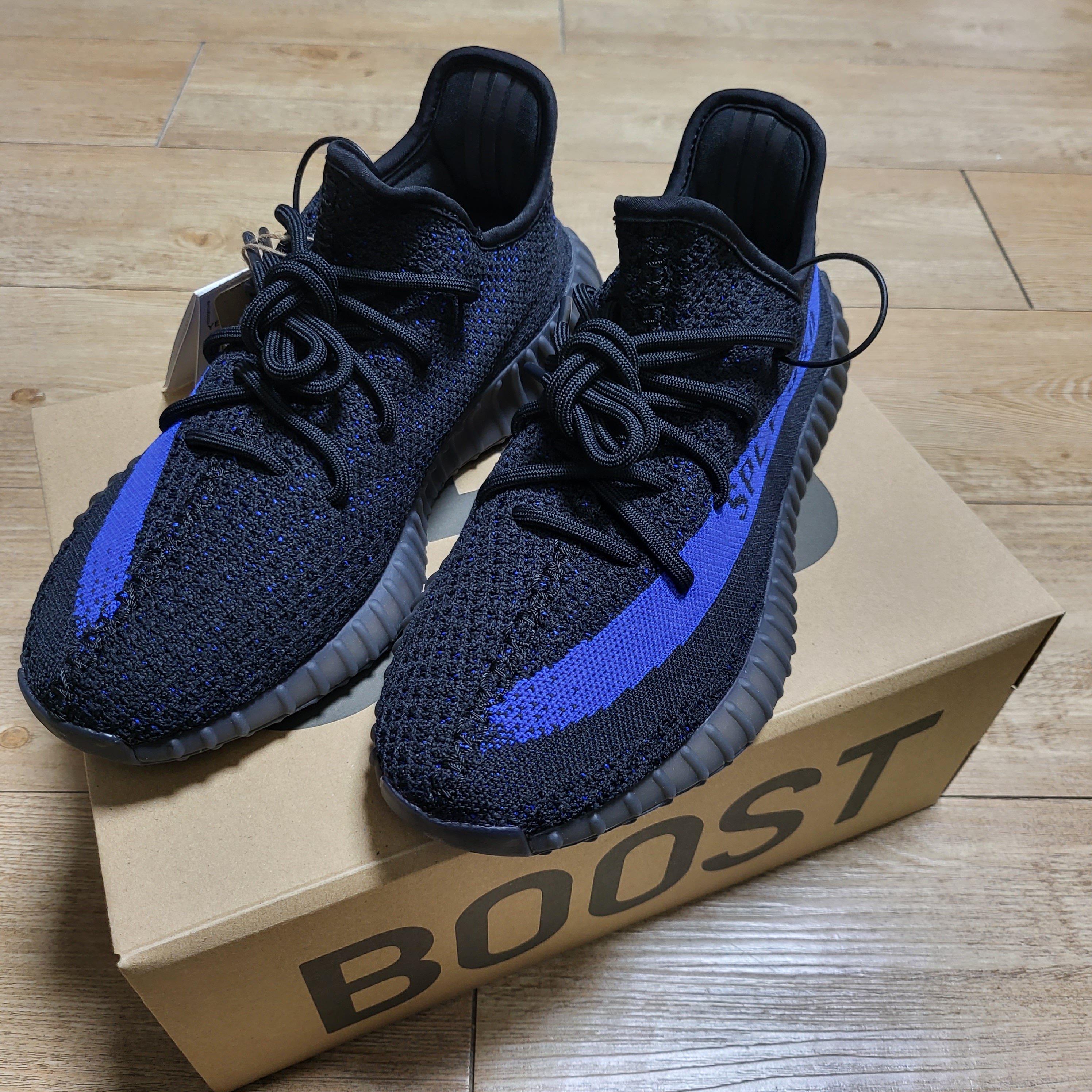 Adidas Yeezy Boost 350 V2 Dazzling Blue 착용 스타일 - 2