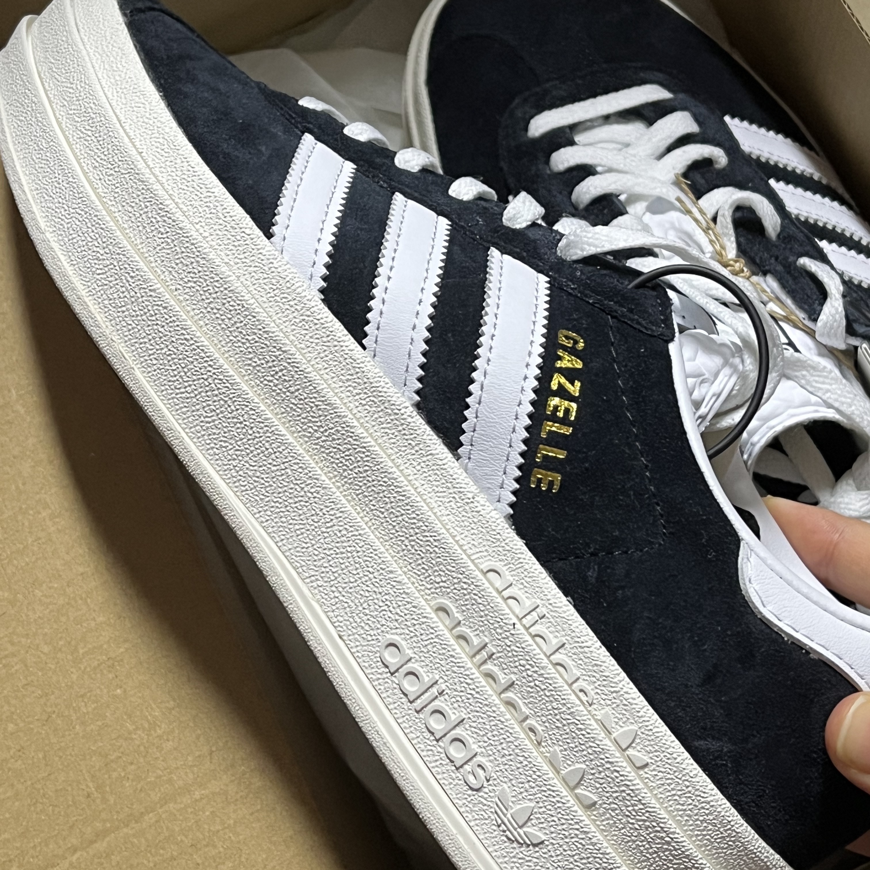 (W) Adidas Gazelle Bold Core Black Cloud White 착용 스타일 - 2